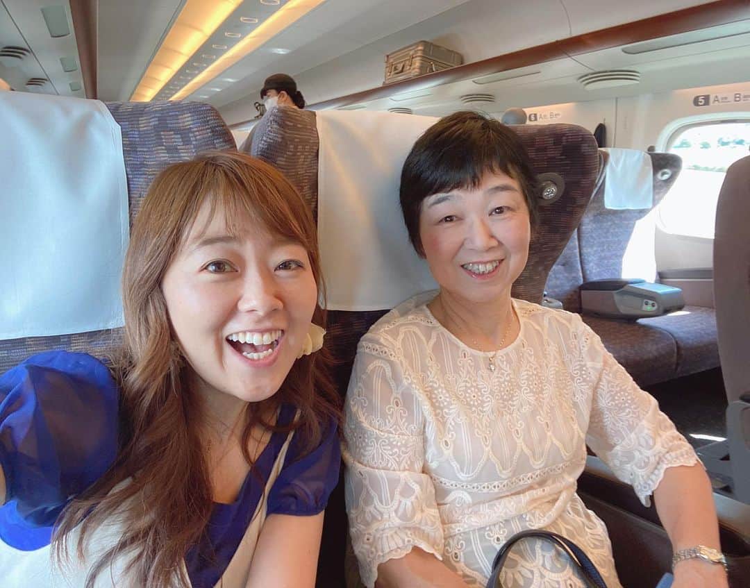 滝香織のインスタグラム：「. . 久しぶりの母との2人旅✨ #新幹線 に乗るのも何年ぶり！？  嬉しくてはしゃいでしまった😅  #富士山 は残念ながら山頂が雲に隠れてたけど、それもまたよし☺️  #旅 #のぞみ #アナウンサー」