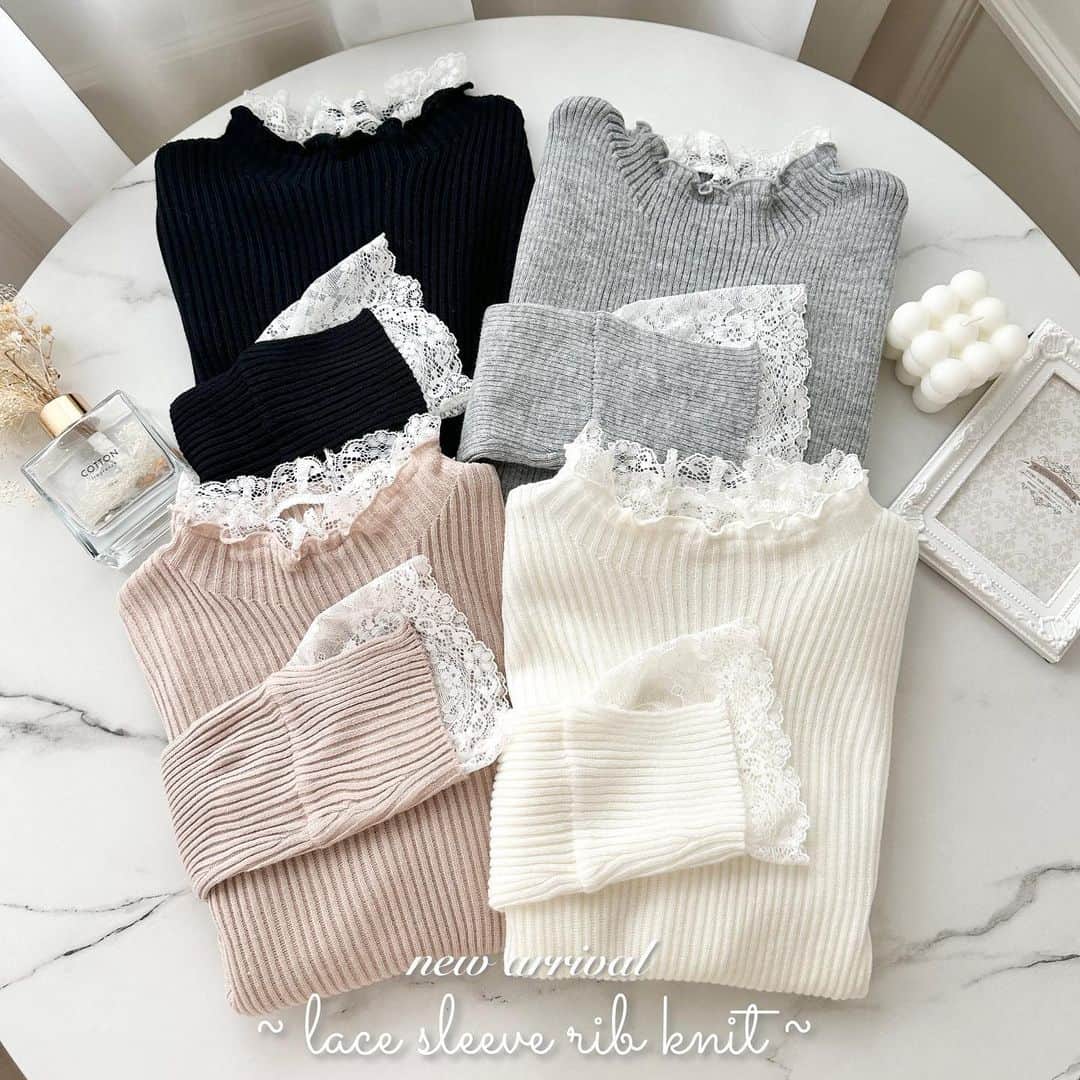 apres jour(アプレジュール) のインスタグラム：「【new arrival🎀】10/5(thu) 21:00〜 ⁡ ◆レースデザインが華やかな定番リブニット ⁡ 袖スリットからレースがのぞく大人レディな綺麗めアイテム。 フリルネックからもレースが見え、手元、首元の配色がポイントになり メリハリのある印象に。 凹凸が分かりやすいリブデザインで伸縮性があり着心地も◎ コンパクトなシルエットでインナー使いとしても活躍します。 高すぎない適度なプチハイネックで骨格関係なくお楽しみいただけます。 ⁡ 生地が厚手ではないのでレイヤードコーデをしたときも 着ぶくれの心配がないのが嬉しいポイントです。 ⁡ ⁡  #スリットレーススリーブリブニット 商品番号🔎981753 サイズ…F/XL ¥2,995(taxin) ⁡ ⁡ こちらの画像はインスタ用に加工しておりますので、カラーの雰囲気が実際の商品と異なる場合がございます。 商品ページにてカラーのご確認をお願い致します。 ⁡ #ZOZOでしか買えない #アプレジュール #アプレ部」