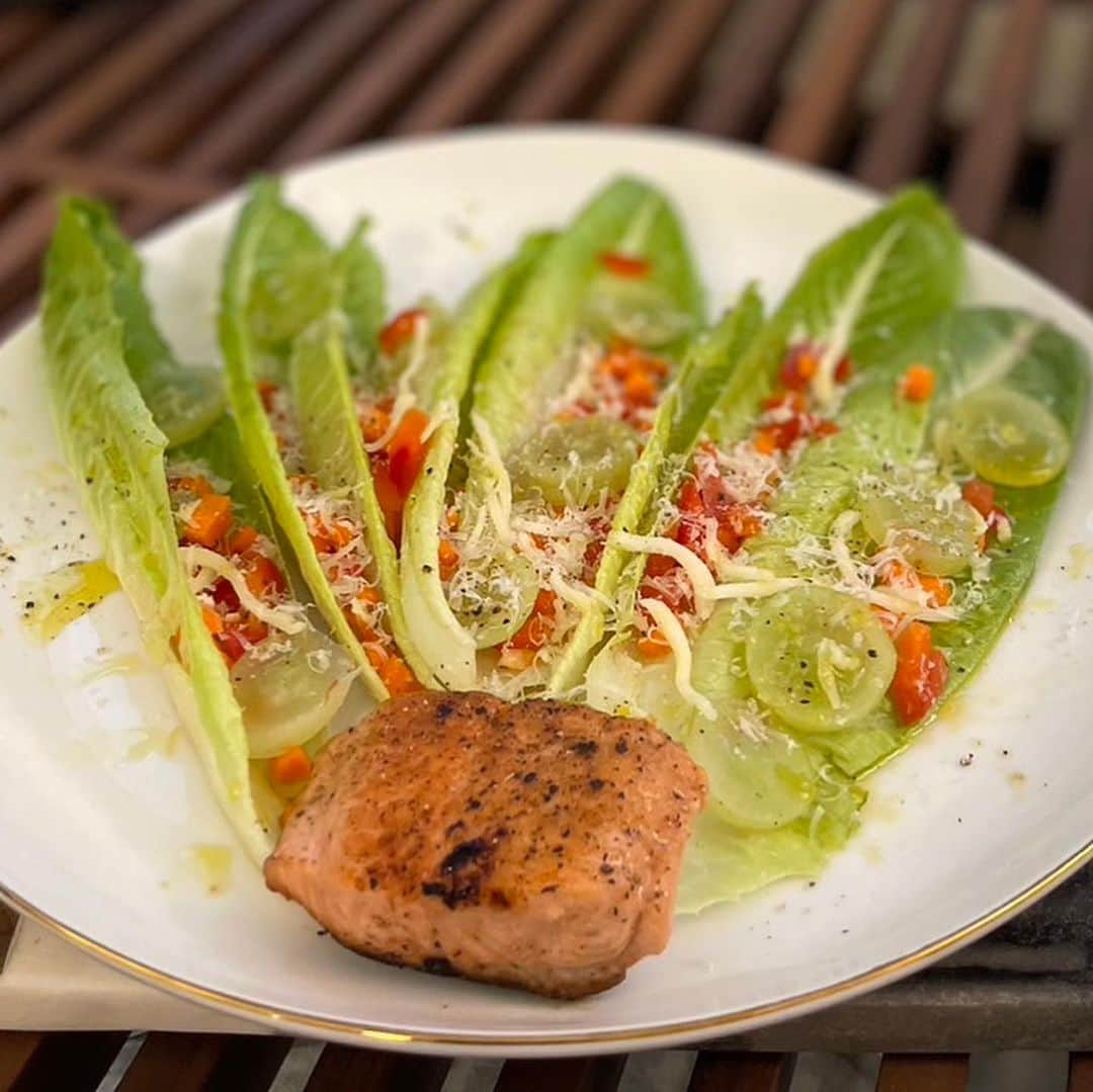 石村友見のインスタグラム：「🥬🍅🧀 今日はニューヨークの本屋さんに行って サラダ専用の本を買ってきました。 今日のレシピはその本からチョイス📚  縦長のレタスはアメリカで 大人気のロメインレタス🥬 （Romaine lettuce）  えぐみや青臭さがなくて、 シャキシャキとしま食感で甘いんです。 よくシーザーサラダに使われます🥗  ドレッシングには最近ハマっている スペインのハエン産ピクアル種の 単一品種オリーブを100％使用の エキストラバージン、  Graza Drizzle &  Sizzle Extra Virgin Olive Oil  を使いました🫒  パッケージも可愛いのに味が濃厚でフレッシュ！ スペインに行った時にオイルのフレッシュさに 感動したけど、まさにそんな味！  ヘルシーごはん、さいこー。 いただきます🍴  心に羽を。  #サラダ #ごはん #ヘルシー #健康 #ダイエット」