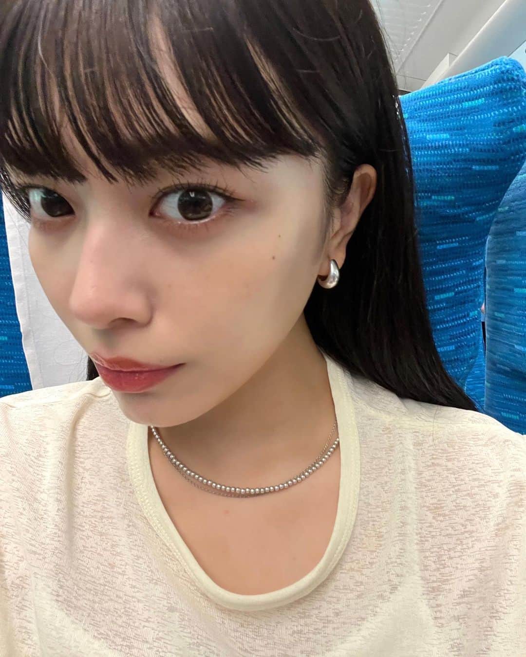 のインスタグラム：「→osaka🩶  行きの新幹線で質問募集したのに全然返せず、、 また近々リベンジさせてください🧎🏻 沢山送ってくれて嬉しいです、、ありがとうございます~♡  そして最近、@tsubasa__hasegawa にお願いして前髪を少し増やして暗髪に🧎🏻 気分変わるまで当分この感じでいこうかな、、と♡ 毛先の重みも出したくて、後ろの毛もほぼ空かずにぱっつり🪮  なんだか季節の変わり目で肌の調子が気になり、 レーザートーニング駆け込んだらトーンアップして嬉⤴️ 頑張って続けよう~ @yagbeauty_official  @dual_clinic_ike   azusaに頼むととっても褒められるまつ毛~ これからもよろしくね🧎🏻🤍 @une_fleur_azusa」