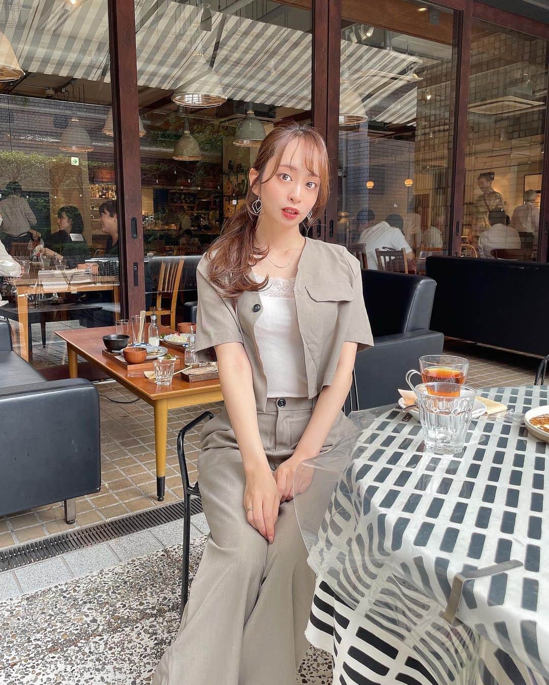 林佑香さんのインスタグラム写真 - (林佑香Instagram)「𓈒𓂂𓏸 出社したタイミングで同期とランチ🍽 リモートワークばかりで出社する機会が 減ってますが、出社するときは なんとなーくセットアップ選んで しまうꉂ🤣𐤔  会社の規定もオフィスカジュアルで 緩めなので🙆‍♀️  今週もがんばりましょ♥️   #shein購入品  #olコーデ  #セットアップコーデ  #オフィスカジュアルコーデ  #東京ランチ」10月3日 19時03分 - yuuka.2828