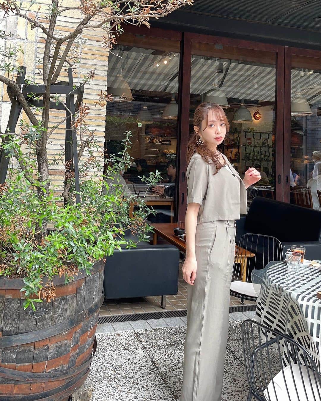 林佑香さんのインスタグラム写真 - (林佑香Instagram)「𓈒𓂂𓏸 出社したタイミングで同期とランチ🍽 リモートワークばかりで出社する機会が 減ってますが、出社するときは なんとなーくセットアップ選んで しまうꉂ🤣𐤔  会社の規定もオフィスカジュアルで 緩めなので🙆‍♀️  今週もがんばりましょ♥️   #shein購入品  #olコーデ  #セットアップコーデ  #オフィスカジュアルコーデ  #東京ランチ」10月3日 19時03分 - yuuka.2828