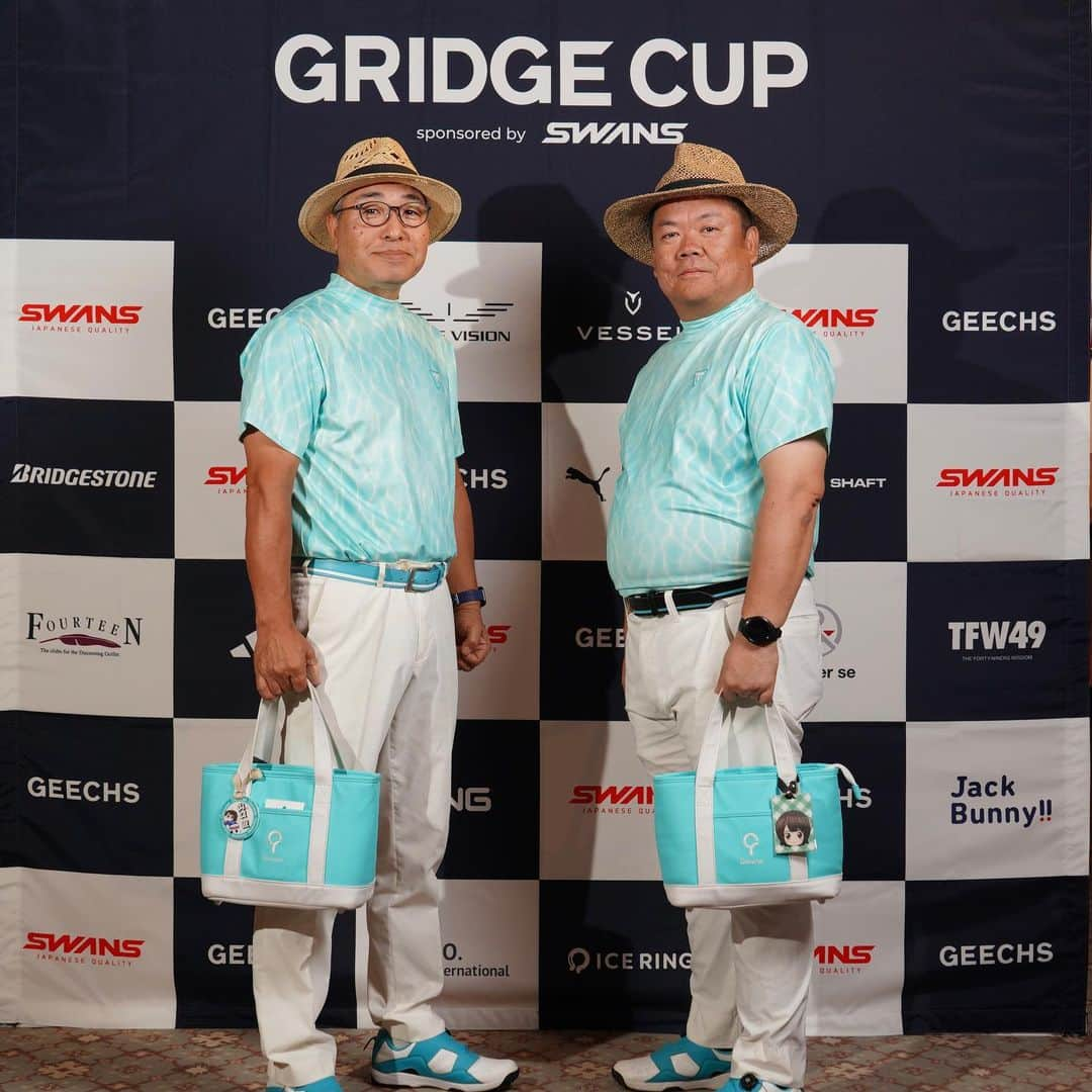 Gridge（グリッジ）さんのインスタグラム写真 - (Gridge（グリッジ）Instagram)「2023.6.22　関東第1回予選レポート📝  会場の太平洋クラブ市原コースは 「バッグの中の14本すべてのクラブを駆使して攻めなければならないコース」と、ジャンボ尾崎が絶賛した戦略性の高いコースです。 戦略性の高いコースであるからこそパートナーと相談できるダブルス向きかもしれません。どこを狙って打つか、パートナーのショット次第で戦略を変えたり、パットのラインを相談するのもダブルスならではですね🤝  ベストドレッサー賞（ベストペアコーデ賞）は「ごるらん　オジキ&たなこう」ペア👬✨  2020年にグリッジカップのアンバサダーを務めていただいた山内鈴蘭さんのファンというおふたり。鈴蘭さんのゴルフウェアブランド「Gorurun」で全身お揃いのコーディネート。 ベルトの色だけ変えているところに遊び心も感じ、今回はこちらのペアをベストドレッサー賞に選ばせていただきました⭐️  その他にも素敵なペアコーデをご紹介💗  今年の開催は残り数回。 空き枠は僅かですがまだ間に合います！ぜひご参加をお待ちしております。  #グリッジカップ #gridgecup #グリッジカップ2023  #gridge #グリッジ #ダブルス #ゴルフ競技 #ゴルフイベント #ゴルフ好き #ゴルフ男子 #ゴルフ女子 #ゴルフコンペ #スワンズゴルフ #スワンズサングラス #イーグルビジョン #gridgecupに出よう」10月3日 18時55分 - gridge562