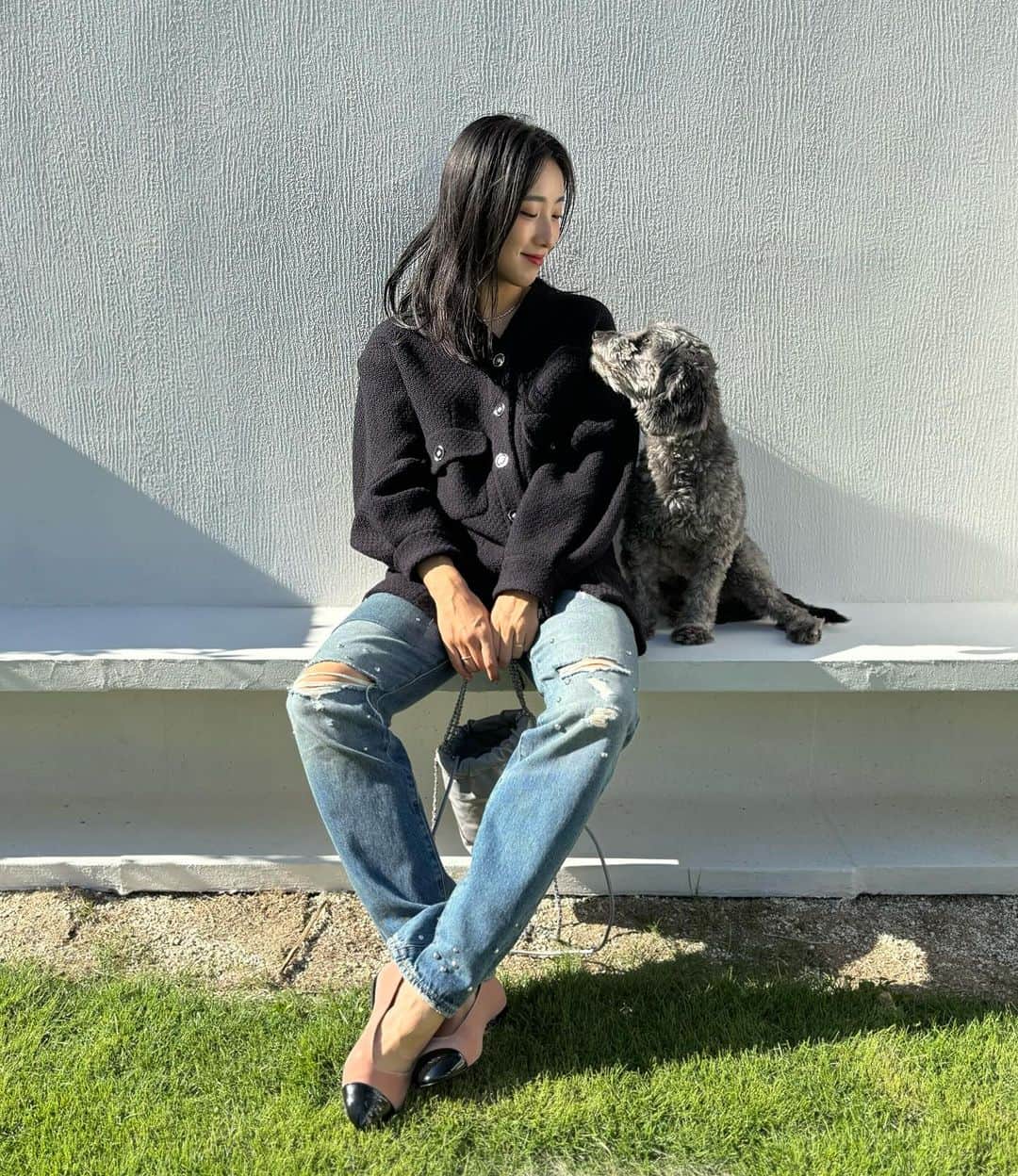 のインスタグラム：「🤍 @chanel 🤍 日本時間の今夜 21:00〜2024年春夏コレクションのショーが開催されます🇫🇷  Two days ahead of the CHANEL Spring-Summer 2024 Ready-to-Wear show, to be held on Tuesday 3rd October at the Grand Palais Éphémère, in Paris, the duo Inez & Vinoodh film the model Rianne Van Rompaey in the garden of the Villa Noailles, a masterpiece of modernist architecture overlooking the town of Hyères in the south of France.  The film of the show will be unveiled on Tuesday 3rd October at 2pm Paris time, on chanel.com.  #PR #CHANEL #CHANELSpringSummer」