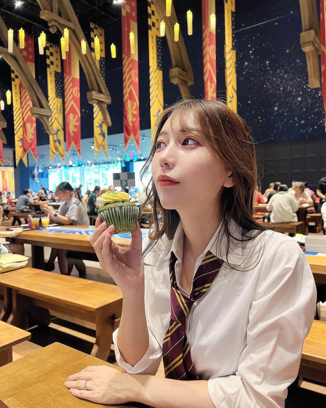 NAOのインスタグラム：「ハリーポッターのスタジオツアー行ってきました🪄 小学1年の時にハリポタが映画化されてから大好きで大好きでホグワーツの入学届けが来ないかなって思ってた幼少期だったので感激です😭✨  #ハリポタツアー #ハリポタ #ハリーポッター #ハリーポッタースタジオツアー #harrypotter #harrypotterfan #studiotour #女医 #女医の休日」