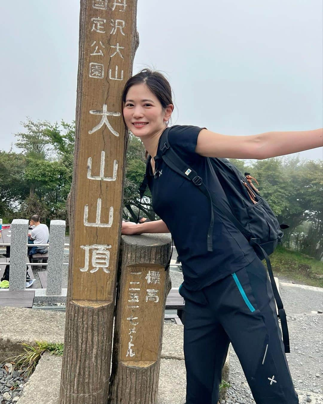 一双麻希 のインスタグラム：「近場の低山ハイキング⛰️神奈川の大山へ。 残念ながら頂上はこの通りまっしろ。🥹😂 晴れていれば富士山が望める山ですが、 大山は昔から『雨降山』(あふりやま)と言われているそう。👀 『阿夫利神社』がある山で、 道中は鳥居や大木も多く、神社好きな私としては嬉しい山でした。✨ ケーブルカーも使えて頂上まで2時間弱。 頂上に近づくにつれて曇っていたけど、 結構急な岩岩を登るのが楽しかったり、 霧がかった景色が神秘的だったり😌、 頂上の山小屋の山菜そばが美味しかったり🥹 晴れた頂上を目指すだけが登山じゃないなぁと 改めて感じさせてくれました。☺️  #初心者向けの山 #大山   #大山阿夫利神社 #阿夫利神社 #丹沢 #大山寺 #登山初心者 #山ご飯 #山飯 #低山 #低山ハイク #富士山が見える場所 #神社好き #神社巡り #山女 #山ガール #山好き #登山女子 #登山 #山好きな人と繋がりたい #アウトドア好き #日本の絶景 #アウトドア女子 #ハイキング #登山ファッション #登山コーデ #モンチュラ #montura #japanview #いっそうまき山記録」