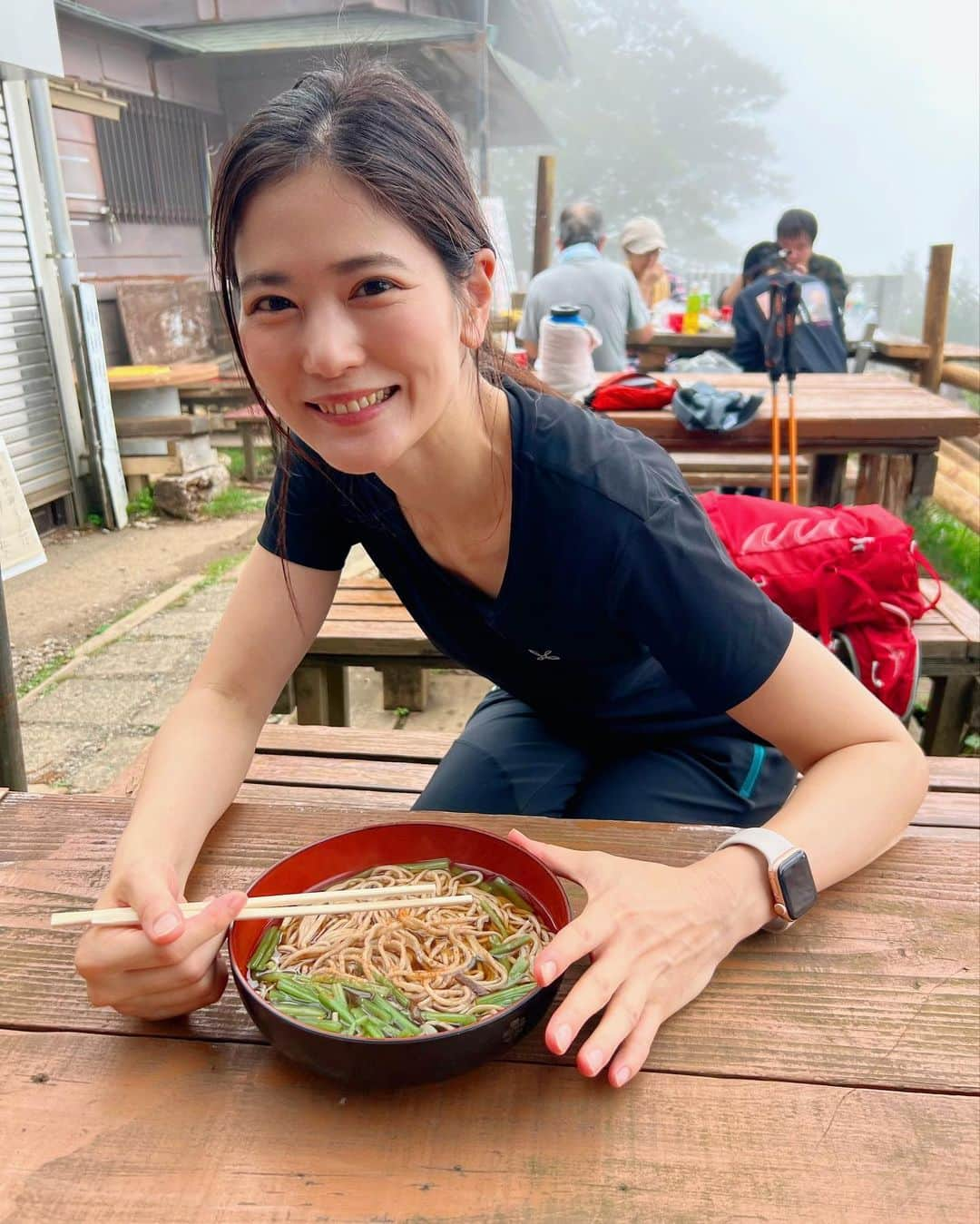 一双麻希 さんのインスタグラム写真 - (一双麻希 Instagram)「近場の低山ハイキング⛰️神奈川の大山へ。 残念ながら頂上はこの通りまっしろ。🥹😂 晴れていれば富士山が望める山ですが、 大山は昔から『雨降山』(あふりやま)と言われているそう。👀 『阿夫利神社』がある山で、 道中は鳥居や大木も多く、神社好きな私としては嬉しい山でした。✨ ケーブルカーも使えて頂上まで2時間弱。 頂上に近づくにつれて曇っていたけど、 結構急な岩岩を登るのが楽しかったり、 霧がかった景色が神秘的だったり😌、 頂上の山小屋の山菜そばが美味しかったり🥹 晴れた頂上を目指すだけが登山じゃないなぁと 改めて感じさせてくれました。☺️  #初心者向けの山 #大山   #大山阿夫利神社 #阿夫利神社 #丹沢 #大山寺 #登山初心者 #山ご飯 #山飯 #低山 #低山ハイク #富士山が見える場所 #神社好き #神社巡り #山女 #山ガール #山好き #登山女子 #登山 #山好きな人と繋がりたい #アウトドア好き #日本の絶景 #アウトドア女子 #ハイキング #登山ファッション #登山コーデ #モンチュラ #montura #japanview #いっそうまき山記録」10月3日 18時56分 - isso_maki315