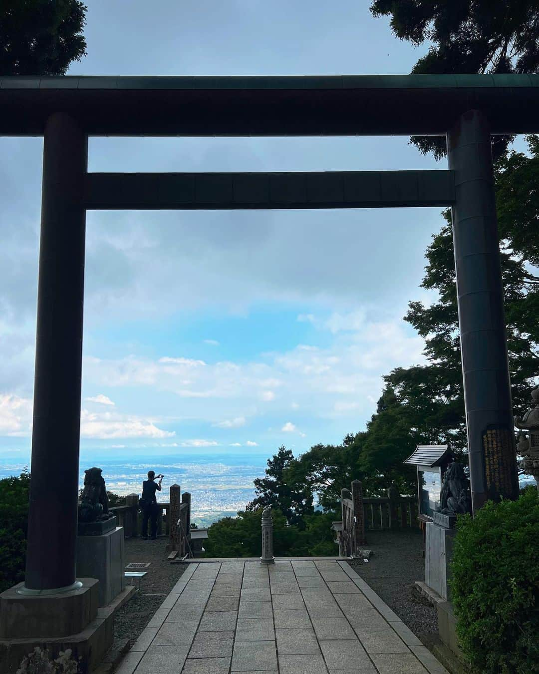 一双麻希 さんのインスタグラム写真 - (一双麻希 Instagram)「近場の低山ハイキング⛰️神奈川の大山へ。 残念ながら頂上はこの通りまっしろ。🥹😂 晴れていれば富士山が望める山ですが、 大山は昔から『雨降山』(あふりやま)と言われているそう。👀 『阿夫利神社』がある山で、 道中は鳥居や大木も多く、神社好きな私としては嬉しい山でした。✨ ケーブルカーも使えて頂上まで2時間弱。 頂上に近づくにつれて曇っていたけど、 結構急な岩岩を登るのが楽しかったり、 霧がかった景色が神秘的だったり😌、 頂上の山小屋の山菜そばが美味しかったり🥹 晴れた頂上を目指すだけが登山じゃないなぁと 改めて感じさせてくれました。☺️  #初心者向けの山 #大山   #大山阿夫利神社 #阿夫利神社 #丹沢 #大山寺 #登山初心者 #山ご飯 #山飯 #低山 #低山ハイク #富士山が見える場所 #神社好き #神社巡り #山女 #山ガール #山好き #登山女子 #登山 #山好きな人と繋がりたい #アウトドア好き #日本の絶景 #アウトドア女子 #ハイキング #登山ファッション #登山コーデ #モンチュラ #montura #japanview #いっそうまき山記録」10月3日 18時56分 - isso_maki315