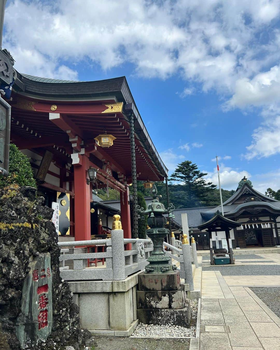 一双麻希 さんのインスタグラム写真 - (一双麻希 Instagram)「近場の低山ハイキング⛰️神奈川の大山へ。 残念ながら頂上はこの通りまっしろ。🥹😂 晴れていれば富士山が望める山ですが、 大山は昔から『雨降山』(あふりやま)と言われているそう。👀 『阿夫利神社』がある山で、 道中は鳥居や大木も多く、神社好きな私としては嬉しい山でした。✨ ケーブルカーも使えて頂上まで2時間弱。 頂上に近づくにつれて曇っていたけど、 結構急な岩岩を登るのが楽しかったり、 霧がかった景色が神秘的だったり😌、 頂上の山小屋の山菜そばが美味しかったり🥹 晴れた頂上を目指すだけが登山じゃないなぁと 改めて感じさせてくれました。☺️  #初心者向けの山 #大山   #大山阿夫利神社 #阿夫利神社 #丹沢 #大山寺 #登山初心者 #山ご飯 #山飯 #低山 #低山ハイク #富士山が見える場所 #神社好き #神社巡り #山女 #山ガール #山好き #登山女子 #登山 #山好きな人と繋がりたい #アウトドア好き #日本の絶景 #アウトドア女子 #ハイキング #登山ファッション #登山コーデ #モンチュラ #montura #japanview #いっそうまき山記録」10月3日 18時56分 - isso_maki315