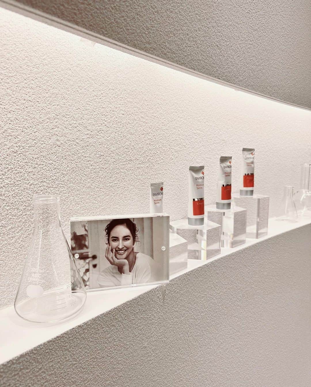 立野リカさんのインスタグラム写真 - (立野リカInstagram)「Environ 銀座✨  今回はエッセンシャルエイジングケアコースのメニューを選びました✨　 クレンジング後、ソノイオントリートメント（超音波＆イオン)で導入してから、ビタミンA+Cのトリートメントセラムを塗布してクールビタミントリートメントで仕上げました！ 肌ピカピカ✨今週の撮影も頑張れる💪🏻 thank you @environsginza」10月3日 18時56分 - rikatatsuno