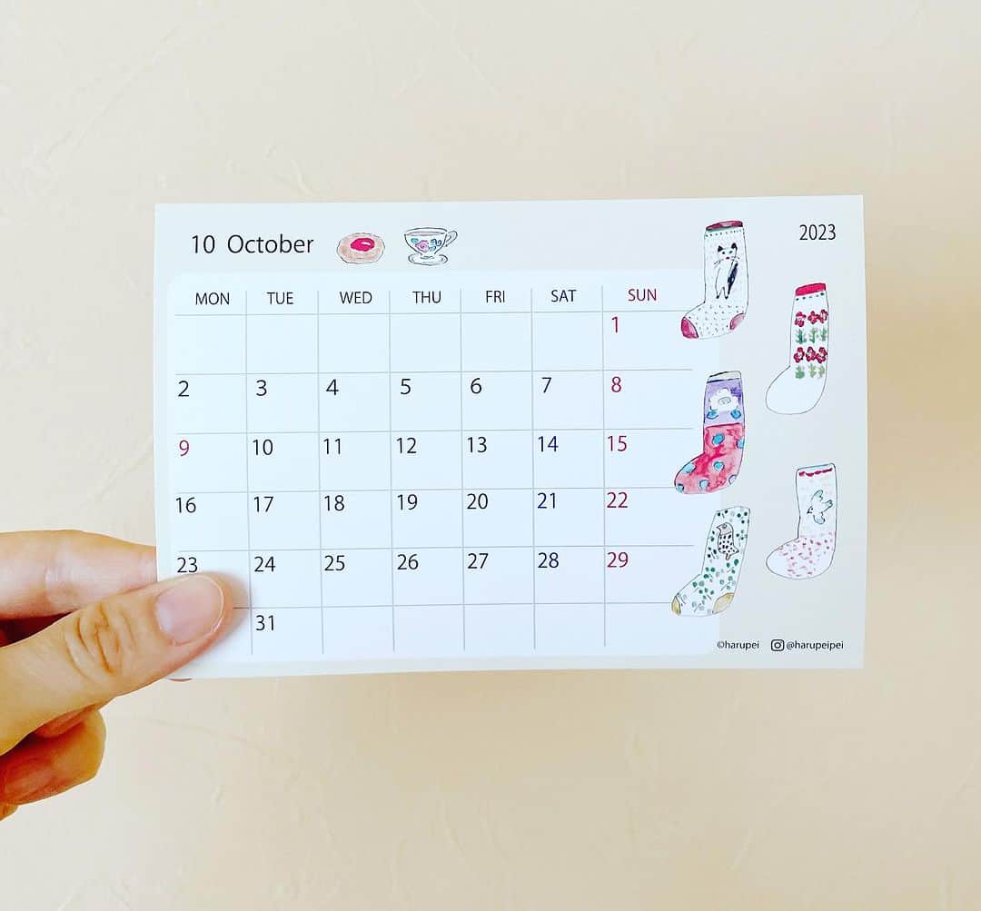ハルペイさんのインスタグラム写真 - (ハルペイInstagram)「😅 1日にカレンダーを変えられない病😂 もう10月だよー。 早いね。 もうすぐに今年も終わってしまうー😳 来年のカレンダーも発売中だよ✨ #よろしくね  #10月#october  #calendar  . #harupei#ハルペイ#doodle#draw#drawing#illustrator#illustration#japan#絵#雑貨#湘南#イラスト#イラストレーター#ゆるい」10月3日 18時59分 - harupeipei