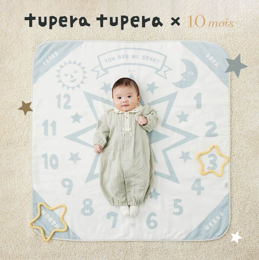 10mois(ディモワ) web shopさんのインスタグラム写真 - (10mois(ディモワ) web shopInstagram)「【tupera tupera×10moisコラボレーションアイテム紹介④】  赤ちゃんの成長を写真で残すことができるアニバーサリータオル。3つ星の位置に赤ちゃんの頭を合わせれば、赤ちゃんが光り輝いて見えます。身長計つきなので、成長をひと目で見ることもできます。（目盛りは目安です）  吸水性に優れた国産のタオル。表面はガーゼのさらっとした肌触り、裏面はパイルになっているので、表と裏で異なる肌触りも楽しめます。  -  tupera tupera×10mois コラボアイテムの詳細は ストーリーズ、または、プロフィールハイライトの リンクからご覧ください🌜  -  tupera tupera [ツペラツペラ] 亀山達矢(@kameyamatatsuya_tupera)と中川敦子 (@tupera_nakagawa )によるユニット。絵本やイラストレーションをはじめ、工作、ワークショップ、アートディレクション、舞台美術、アニメー ション、雑貨など、様々な分野で幅広く活動している。著書「#かおノート 」(コクヨ)、「#やさいさん 」(学研教育出版)、「#パンダ銭湯 」（絵本館）、「#うんこしりとり 」(白泉社)など多数。海外でも様々な国で翻訳出版されている。2019年にやなせたかしさんの遺志を継いで創設された第1回やなせたかし文化賞の大賞を受賞。武蔵野美術大学油絵学科版画 専攻客員教授、大阪樟蔭女子大学 客員教授。  -  #tuperatupera #ツペラツペラ #10mois #ディモワ #出産祝い #ベビー用品 #ベビーグッズ #新生児肌着 #ベビー食器 #離乳食準備 #ベビー服 #スリーパー #絵本 #絵本読み聞かせ #入園準備 #入学準備」10月3日 19時00分 - 10mois_official
