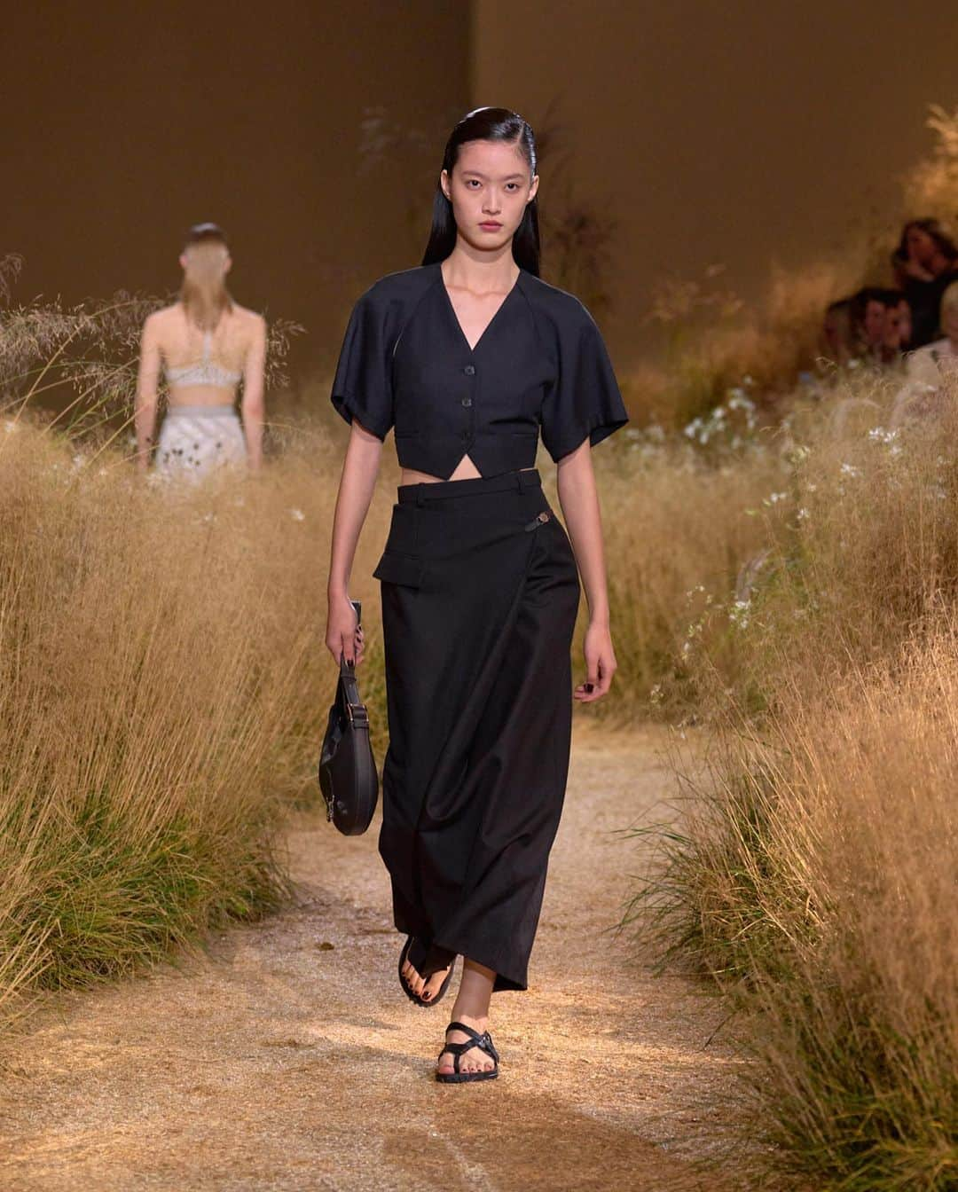 エルメスのインスタグラム：「Reinvented suit. In the freshness of a meadow, spring is turning to summer. Sensual, contemporary silhouettes slip through tall grasses, accentuate the contours of the body, and are set in motion.  Women’s spring-summer 2024 runway show, collection created by Nadège Vanhée.  Watch the replay of the show with the link in bio.    #SpringSummer2024 #ParisFashionWeek #PFW #HermesFemme #Hermes」