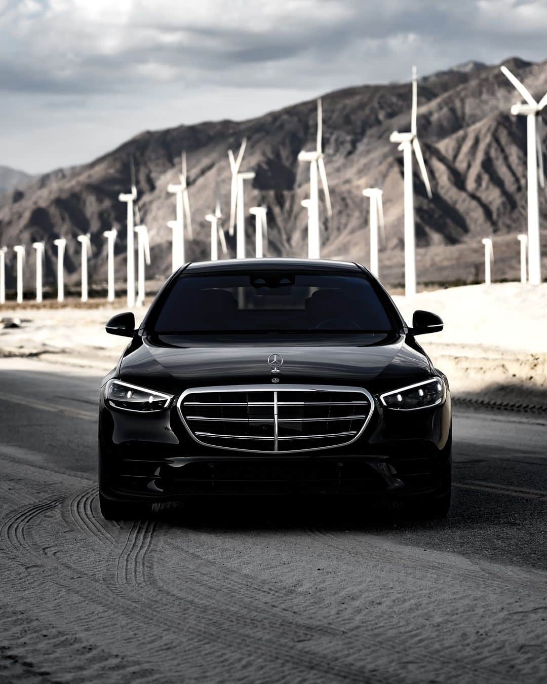 Mercedes-Benz Thailandさんのインスタグラム写真 - (Mercedes-Benz ThailandInstagram)「Mercedes-Benz S 580 e AMG Premium ดึงดูดทุกสายตาไปกับความงดงามที่สะท้อนความหรูหราได้ตั้งแต่แรกเห็น  🌟 ด้วยการออกแบบอย่างเหนือระดับกับการตกแต่งแบบ AMG Bodystyling รอบคันที่มอบความโดดเด่นได้ทุกเส้นทาง 🌟 สะดวกสบายไปกับหน้าจอแบบ Hyperscreen ที่แสดงผลบริเวณคอนโซลกลางแบบ OLED ขนาด 12.8 นิ้ว 🌟 มอบความเพลิดเพลินให้กับการเดินทางด้วย ไฟเรืองแสงล้อมรอบห้องโดยสารแบบ 64 สี (Premium ambient lighting) ให้คุณสร้างบรรยากาศดีๆ ได้ทุกช่วงเวลา  📷 stephenaverettphoto  *อุปกรณ์บางส่วนในภาพอาจแตกต่างจากที่จำหน่ายจริง โปรดตรวจสอบรายการอุปกรณ์ของรถยนต์แต่ละรุ่นที่ผู้จำหน่ายฯ อย่างเป็นทางการทั่วประเทศ​​  #Sclass #MercedesBenz #MercedesBenzThailand」10月3日 19時00分 - mercedesbenzthailand