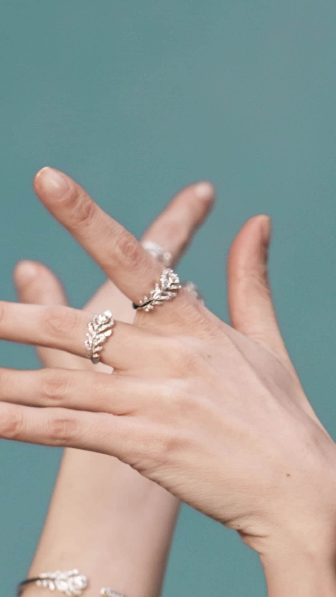 ブシュロンのインスタグラム：「Gravity can't keep Plume de Paon down. Free as a bird, the new titanium creations take flight... And so can you!⁣ ⁣ #PlumedePaon⁣ #SpreadYourWings」