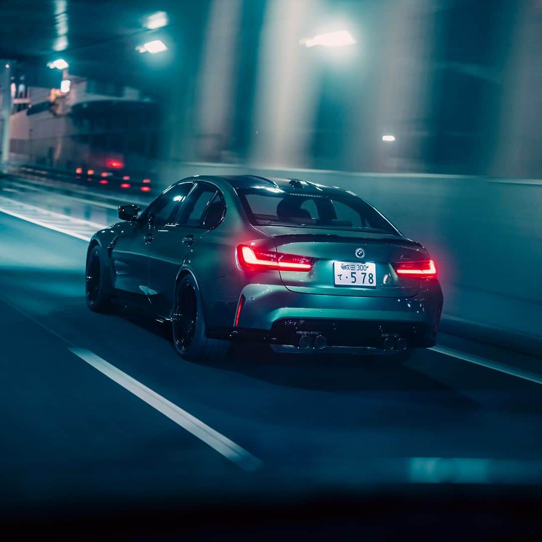 BMW Japanのインスタグラム：「THE M3でドライブしたくなったらいいねで教えてください。  Mを駆る者の渇望を満たす、夜のハイウェイ。  BMW M3 セダン アイル・オブ・マン・グリーン 最高出力：510 馬力〔375 kW〕*ヨーロッパ仕様車値  ※特別な許可を得て撮影しています  #BMW #駆けぬける歓び #BMWJapan #THEM3 #BMWM #BMWgram #bimmer #BMWlove #BMWlife #首都高」
