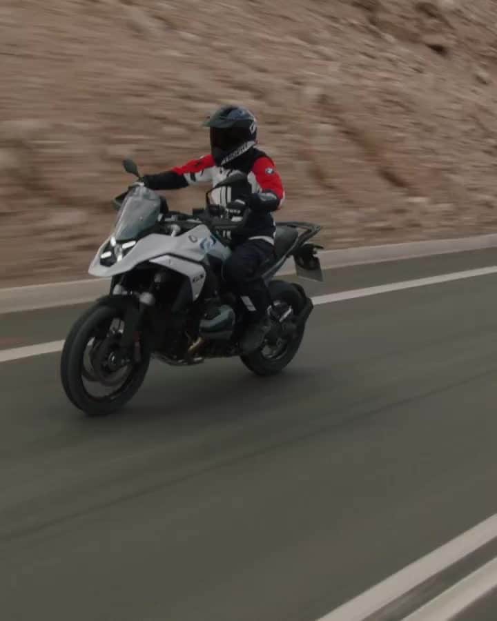のインスタグラム：「新しいルート、冒険を手に入れよう。✨  BMW #R1300GS があれば、新しいルートを探索することが、スリリングな探検になります。トレイルを切り拓き、思い出を作り、未知の世界を楽しみましょう。  #MakeLifeARide #SpiritOfGS #BMWMotorrad」