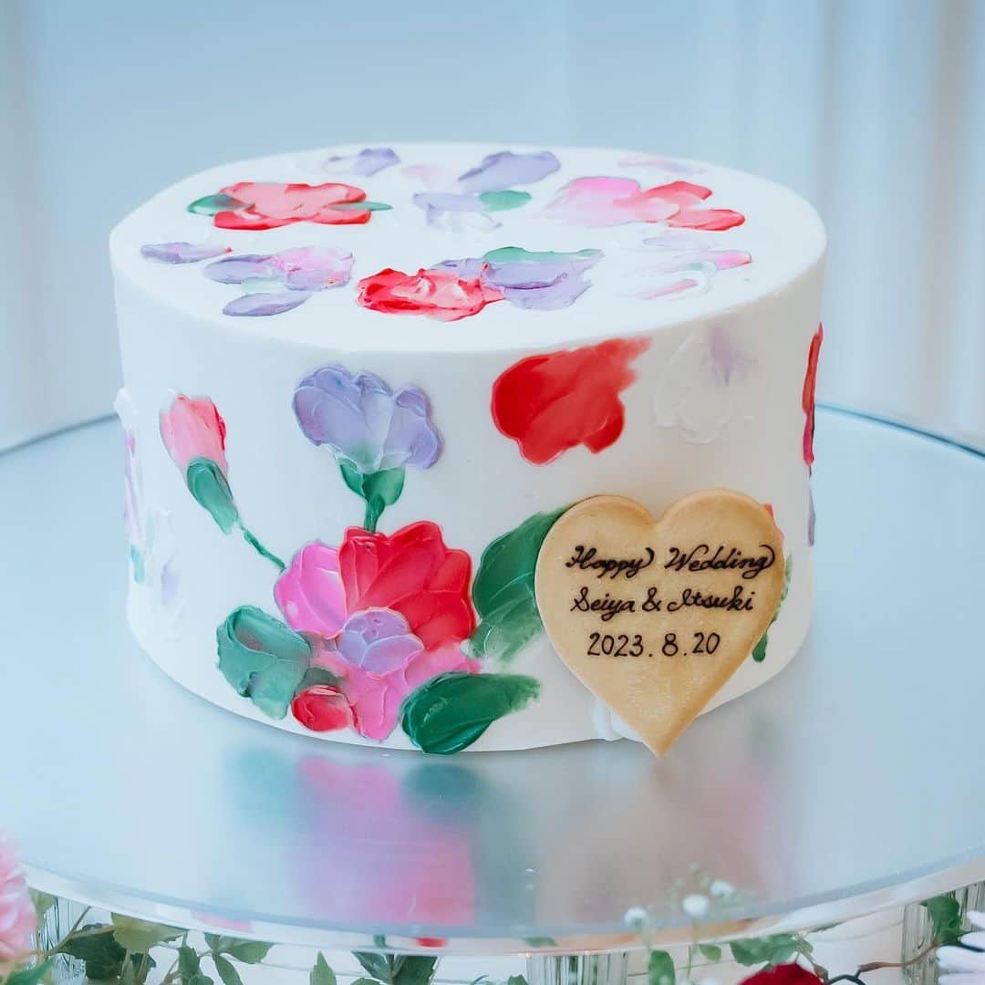 のインスタグラム：「* * 『cake🍰♡』 * * デザインに悩まれるウェディングケーキ * * 色味や形、デザインなどなど ぜひ参考に保存してみてください♡ *─────────────*  名古屋の結婚式場　アニヴェルセル 白壁 @anniversaire_shirakabe   ⧉名古屋を代表するロイヤルブルーの大聖堂 ⧉天候に左右されない全天候型のアトリウム ⧉テーマに合わせて選べる3つのパーティ会場  青い光に包まれた幻想的な空間で 憧れの大聖堂ウェディングが叶います  *─────────────*  #結婚式  #結婚式コーデ   #結婚式準備   #結婚式レポ   #ケーキ  #ウェディングケーキ  #披露宴  #感動  #新郎新婦  #入籍  #入籍しました   #2024春婚  #2024夏婚  #2024秋婚  #2024冬婚  #挙式   #挙式レポ   #プレ花嫁  #プレ花嫁準備  #名古屋プレ花嫁   #名古屋プレ花嫁さんと繋がりたい   #名古屋結婚式場   #アニヴェルセル  #アニヴェルセル白壁  #ブライダルフェア」