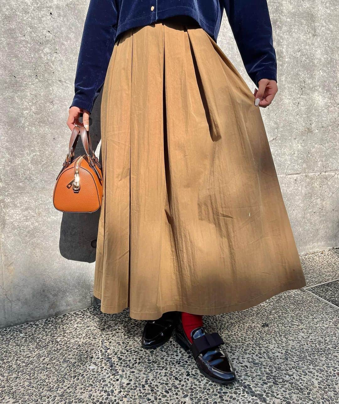 岩本千波のインスタグラム：「秋コーデ🍂❤️  赤の靴下がポイント🫶🫶  #秋服コーデ #秋服 #149cmコーデ #低身長コーデ」