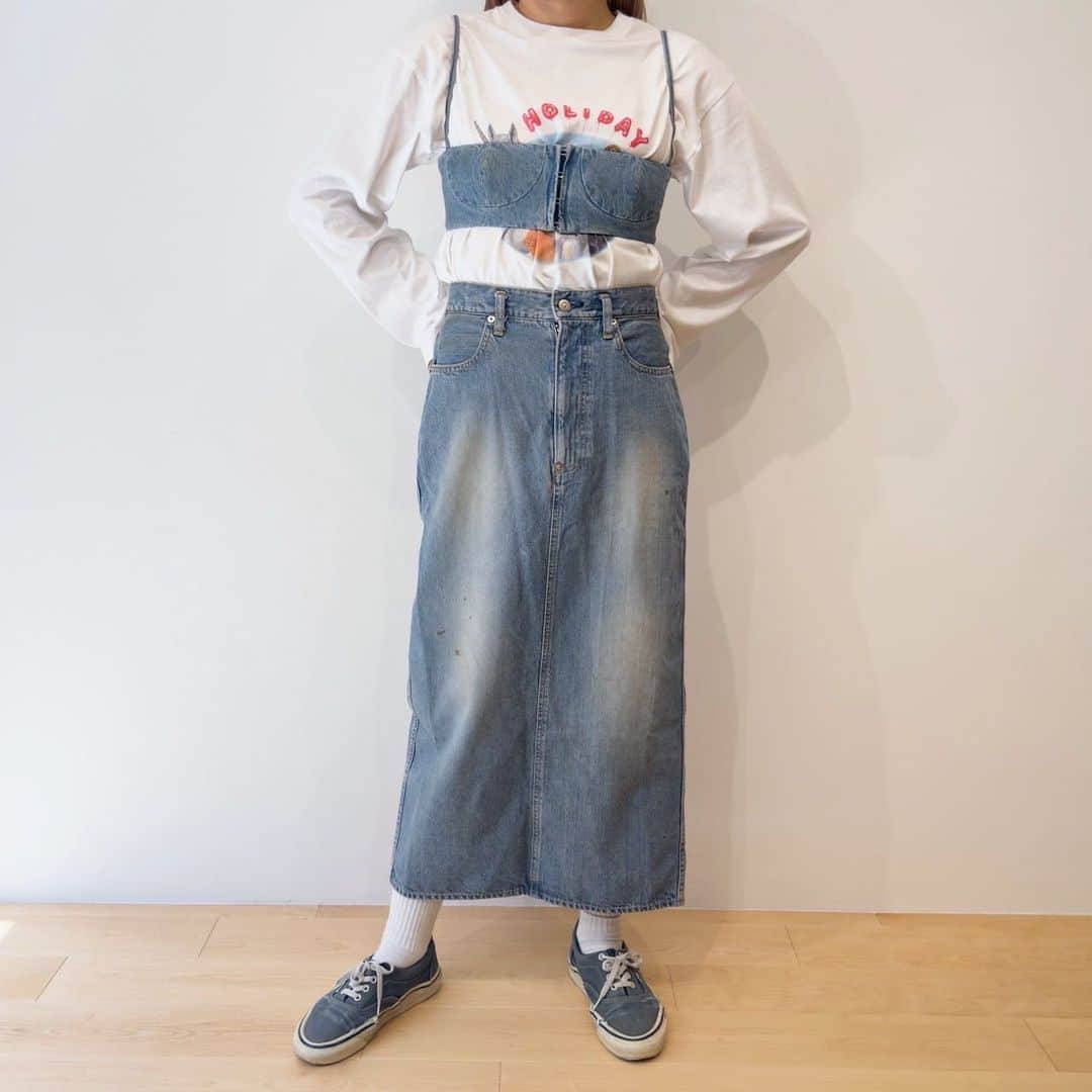 のインスタグラム：「2024 SPRING COLLECTION  久しぶりにデニムのBUSTIERが登場です。今シーズンはミニマルなデザインでこれまでのベスト型とは違った印象です。Tシャツにレイヤードや同じデニムシリーズとのセットアップもおすすめです。 ⁡ Height: 160cm Bustier: 0 Tops: XL Bottoms: ONE @fakari_wadatsu ⁡ #HOLIDAY_PR #HOLIDAY2024spring #HOLIDAY2024springstyle」
