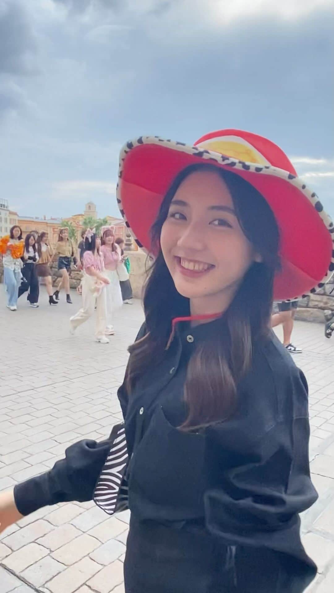 宮本和奏のインスタグラム：「🤍🤍🤍  わかなとディズニー目線？  友達が撮ってくれました！ 本当ディズニーシーの夜景が綺麗すぎました✨ #宮本和奏」