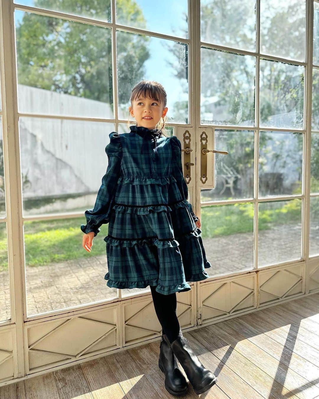 川人未帆さんのインスタグラム写真 - (川人未帆Instagram)「🖤💙💚 タータンチェックがトラディショナルな雰囲気に包んでくれるワンピース。 オーセンティックなチェックにフリルやティアード、パフスリーブで甘さを加えました。 襟や切り替えに施したリボンは大人はマットサテンですっきりとしたアクセントに、キッズはベロアリボンで愛らしさをプラス。  グリーンとネイビー、グレーとベージュのチェックは大人&キッズの展開。バーガンディは、大人だと躊躇してしまいますが子供だと可愛すぎて🥹❤️🌰こちらはキッズのみの展開になりますが、作りました❣️  キッズでも、キッズだからこそたっぷりなボリュームで。 軽くてゴムも効いてるので着心地よいのもポイント。  サイズは100相当から4サイズ。 モデルのアンちゃんは122cmで、 グリーン→120cm相当 グレー→130cm相当 バーガンディ→110cm相当  を着てくれています✨  どちらも金曜日から予約スタートです💚🖤💙」10月3日 19時04分 - miho0319kawahito