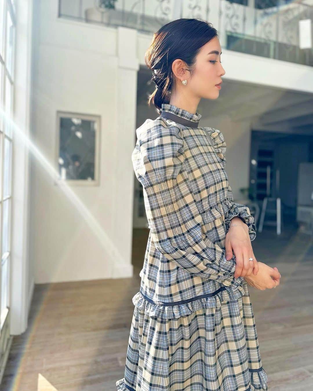 川人未帆さんのインスタグラム写真 - (川人未帆Instagram)「🖤💙💚 タータンチェックがトラディショナルな雰囲気に包んでくれるワンピース。 オーセンティックなチェックにフリルやティアード、パフスリーブで甘さを加えました。 襟や切り替えに施したリボンは大人はマットサテンですっきりとしたアクセントに、キッズはベロアリボンで愛らしさをプラス。  グリーンとネイビー、グレーとベージュのチェックは大人&キッズの展開。バーガンディは、大人だと躊躇してしまいますが子供だと可愛すぎて🥹❤️🌰こちらはキッズのみの展開になりますが、作りました❣️  キッズでも、キッズだからこそたっぷりなボリュームで。 軽くてゴムも効いてるので着心地よいのもポイント。  サイズは100相当から4サイズ。 モデルのアンちゃんは122cmで、 グリーン→120cm相当 グレー→130cm相当 バーガンディ→110cm相当  を着てくれています✨  どちらも金曜日から予約スタートです💚🖤💙」10月3日 19時04分 - miho0319kawahito