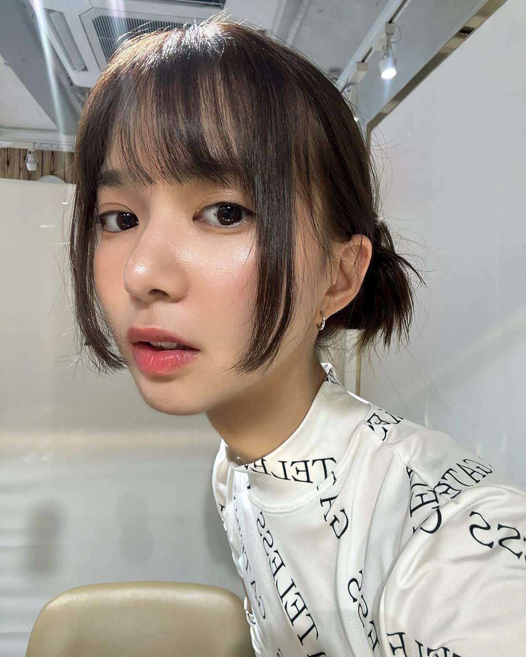 のインスタグラム：「自🐥🤳 「ヴィレッジバンガード」さんとコラボさせて頂きました。 ヴィレヴァンさんのオンラインストアで受注販売中でコラボの発売申し込みの締め切りが10/8(日)です。iPad使って自分でデザイン描いてみました⸝⸝ʚ̴̶̷̆_ʚ̴̶̷̆⸝⸝✨️✨2枚目は実際に白のM sizeのスウェット着用してます🤍 中途半端なクオリティは出したくないので初めてのオリジナルグッズはステッカーとスウェット白黒(M〜XL)です。スウェット1着購入で送料無料なので是非、ステッカーは携帯に早速貼ったので宣伝できません₍ᐡ• ̫•ᐡ₎omg〜よろぴこ🩷🩷🩷」
