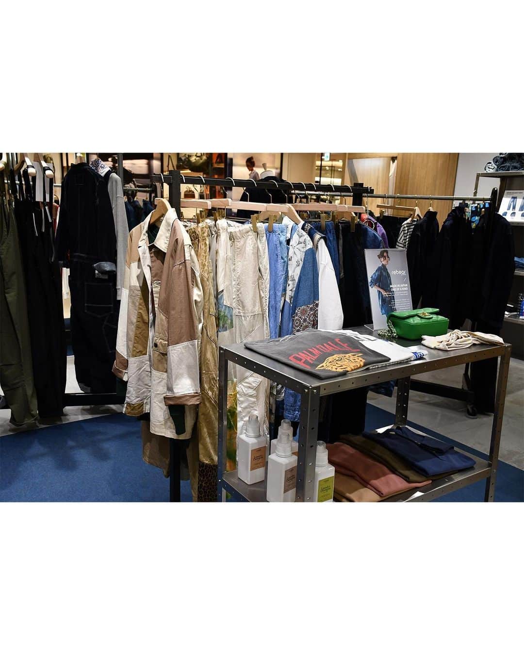 ジョンブルさんのインスタグラム写真 - (ジョンブルInstagram)「⁡ JOHNBULL SHOP CRUISE IN TOKYO 都内、コンセプトの異なる3店舗を一挙にご紹介 ⁡ JOHNBULLでは現在様々なコンセプトの異なる店舗を展開しております。 今回は屋号、コンセプトの異なる東京都内3店舗を一挙にご紹介致します。 どの店舗もアクセスが良いため、週末にぐるりと回って見比べて頂くのもおすすめです！ ⁡ ⁡ STRIDE by JOHNBULL 渋谷店は、2021.11.3に渋谷スクランブルスクエア8階にオープンした「JOHNBULL」がジーンズ、ワークパンツ、オーバーオールなどボトムスをメインに展開する新たなるコンセプトストアです。 ⁡ STRIDE = 歩くを意味し、スタイリングのコアとなるボトムスを幅広く取り扱い、一流のもの作りを生活の中へお届けします。 ⁡ 店内にはデニムの装飾も施されており、JOHNBULL=デニムといったイメージ通り、JOHNBULLらしい演出を行っております。 ⁡ またコンセプトストアならではでラック1面ボトムス展開も行っており、お一人お一人にピッタリなボトムスをご提案させていただけるようバラエティー豊富にご用意しております。 ⁡ ⁡ <店舗情報> STRIDE by JOHNBULL SHIBUYA 東京都渋谷区渋谷二丁目２４番１２号　渋谷スクランブルスクエア8階 Tel : 03-5468-1887 営業時間 10:00~21:00 instagram：  @stride_by_johnbull_shibuya ⁡ ⁡ #JOHNBULL #johnbullprivatelabo #STRIDEbyJOHNBULL #渋谷スクランブルスクエア #デニム」10月4日 9時00分 - johnbull_private_labo