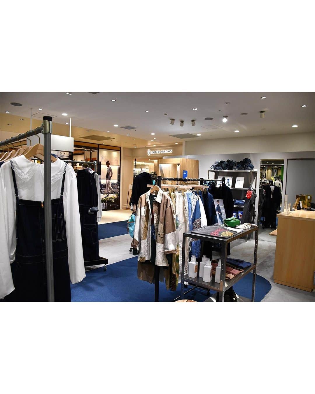 ジョンブルさんのインスタグラム写真 - (ジョンブルInstagram)「⁡ JOHNBULL SHOP CRUISE IN TOKYO 都内、コンセプトの異なる3店舗を一挙にご紹介 ⁡ JOHNBULLでは現在様々なコンセプトの異なる店舗を展開しております。 今回は屋号、コンセプトの異なる東京都内3店舗を一挙にご紹介致します。 どの店舗もアクセスが良いため、週末にぐるりと回って見比べて頂くのもおすすめです！ ⁡ ⁡ STRIDE by JOHNBULL 渋谷店は、2021.11.3に渋谷スクランブルスクエア8階にオープンした「JOHNBULL」がジーンズ、ワークパンツ、オーバーオールなどボトムスをメインに展開する新たなるコンセプトストアです。 ⁡ STRIDE = 歩くを意味し、スタイリングのコアとなるボトムスを幅広く取り扱い、一流のもの作りを生活の中へお届けします。 ⁡ 店内にはデニムの装飾も施されており、JOHNBULL=デニムといったイメージ通り、JOHNBULLらしい演出を行っております。 ⁡ またコンセプトストアならではでラック1面ボトムス展開も行っており、お一人お一人にピッタリなボトムスをご提案させていただけるようバラエティー豊富にご用意しております。 ⁡ ⁡ <店舗情報> STRIDE by JOHNBULL SHIBUYA 東京都渋谷区渋谷二丁目２４番１２号　渋谷スクランブルスクエア8階 Tel : 03-5468-1887 営業時間 10:00~21:00 instagram：  @stride_by_johnbull_shibuya ⁡ ⁡ #JOHNBULL #johnbullprivatelabo #STRIDEbyJOHNBULL #渋谷スクランブルスクエア #デニム」10月4日 9時00分 - johnbull_private_labo