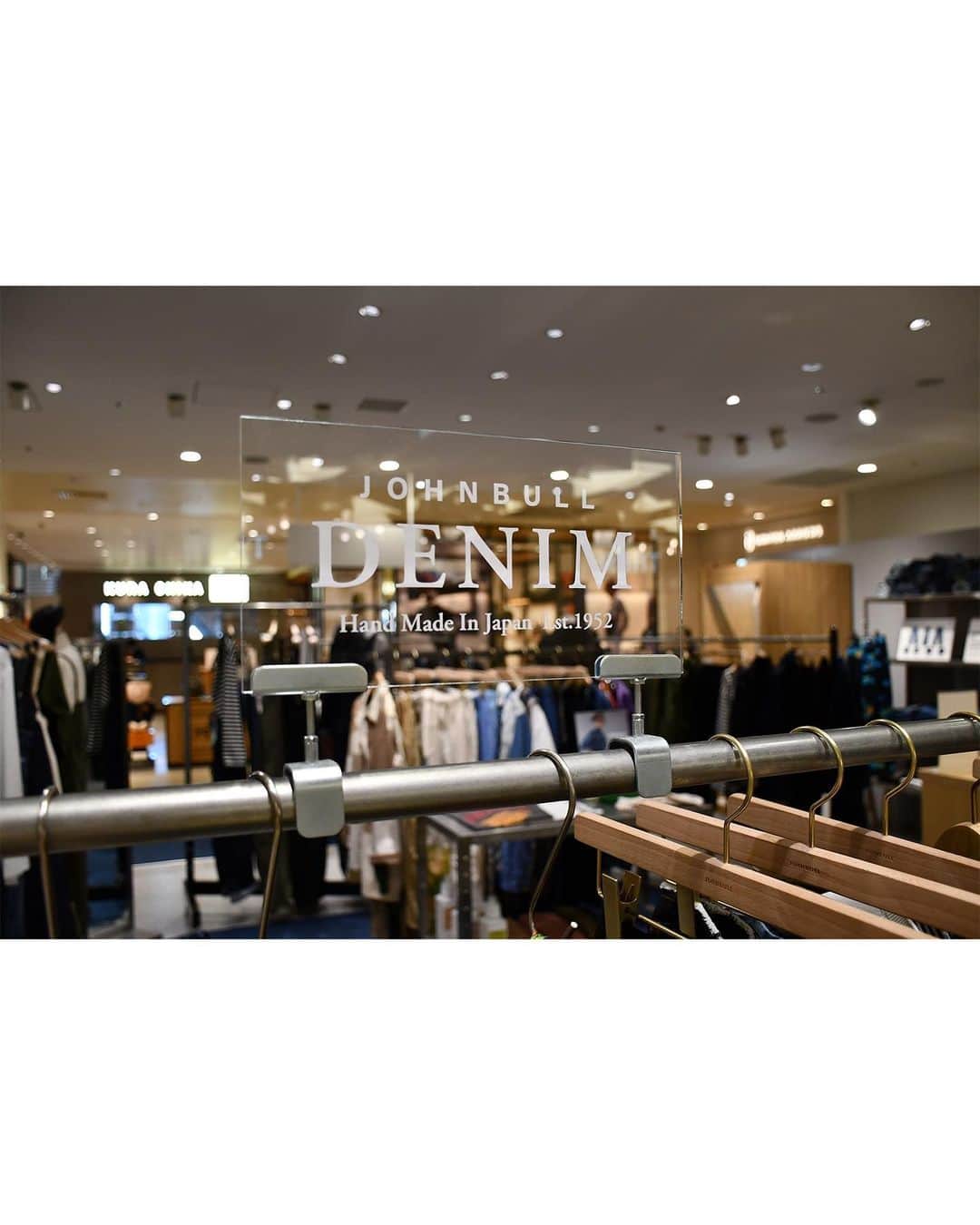 ジョンブルさんのインスタグラム写真 - (ジョンブルInstagram)「⁡ JOHNBULL SHOP CRUISE IN TOKYO 都内、コンセプトの異なる3店舗を一挙にご紹介 ⁡ JOHNBULLでは現在様々なコンセプトの異なる店舗を展開しております。 今回は屋号、コンセプトの異なる東京都内3店舗を一挙にご紹介致します。 どの店舗もアクセスが良いため、週末にぐるりと回って見比べて頂くのもおすすめです！ ⁡ ⁡ STRIDE by JOHNBULL 渋谷店は、2021.11.3に渋谷スクランブルスクエア8階にオープンした「JOHNBULL」がジーンズ、ワークパンツ、オーバーオールなどボトムスをメインに展開する新たなるコンセプトストアです。 ⁡ STRIDE = 歩くを意味し、スタイリングのコアとなるボトムスを幅広く取り扱い、一流のもの作りを生活の中へお届けします。 ⁡ 店内にはデニムの装飾も施されており、JOHNBULL=デニムといったイメージ通り、JOHNBULLらしい演出を行っております。 ⁡ またコンセプトストアならではでラック1面ボトムス展開も行っており、お一人お一人にピッタリなボトムスをご提案させていただけるようバラエティー豊富にご用意しております。 ⁡ ⁡ <店舗情報> STRIDE by JOHNBULL SHIBUYA 東京都渋谷区渋谷二丁目２４番１２号　渋谷スクランブルスクエア8階 Tel : 03-5468-1887 営業時間 10:00~21:00 instagram：  @stride_by_johnbull_shibuya ⁡ ⁡ #JOHNBULL #johnbullprivatelabo #STRIDEbyJOHNBULL #渋谷スクランブルスクエア #デニム」10月4日 9時00分 - johnbull_private_labo