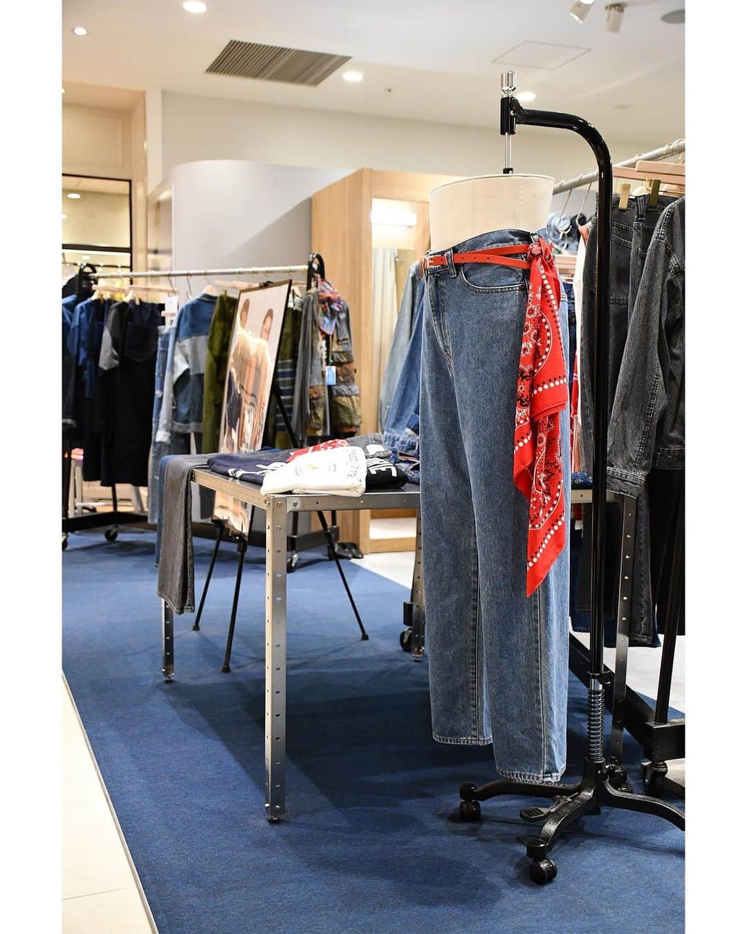 ジョンブルさんのインスタグラム写真 - (ジョンブルInstagram)「⁡ JOHNBULL SHOP CRUISE IN TOKYO 都内、コンセプトの異なる3店舗を一挙にご紹介 ⁡ JOHNBULLでは現在様々なコンセプトの異なる店舗を展開しております。 今回は屋号、コンセプトの異なる東京都内3店舗を一挙にご紹介致します。 どの店舗もアクセスが良いため、週末にぐるりと回って見比べて頂くのもおすすめです！ ⁡ ⁡ STRIDE by JOHNBULL 渋谷店は、2021.11.3に渋谷スクランブルスクエア8階にオープンした「JOHNBULL」がジーンズ、ワークパンツ、オーバーオールなどボトムスをメインに展開する新たなるコンセプトストアです。 ⁡ STRIDE = 歩くを意味し、スタイリングのコアとなるボトムスを幅広く取り扱い、一流のもの作りを生活の中へお届けします。 ⁡ 店内にはデニムの装飾も施されており、JOHNBULL=デニムといったイメージ通り、JOHNBULLらしい演出を行っております。 ⁡ またコンセプトストアならではでラック1面ボトムス展開も行っており、お一人お一人にピッタリなボトムスをご提案させていただけるようバラエティー豊富にご用意しております。 ⁡ ⁡ <店舗情報> STRIDE by JOHNBULL SHIBUYA 東京都渋谷区渋谷二丁目２４番１２号　渋谷スクランブルスクエア8階 Tel : 03-5468-1887 営業時間 10:00~21:00 instagram：  @stride_by_johnbull_shibuya ⁡ ⁡ #JOHNBULL #johnbullprivatelabo #STRIDEbyJOHNBULL #渋谷スクランブルスクエア #デニム」10月4日 9時00分 - johnbull_private_labo