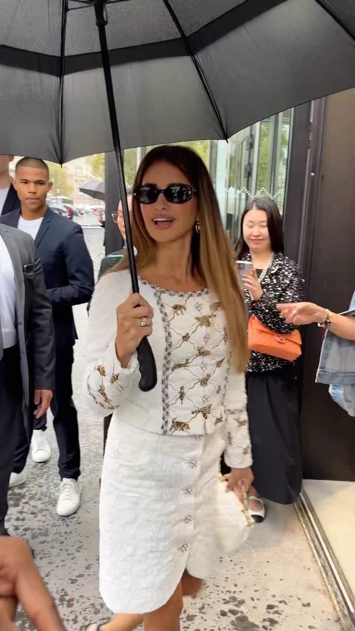 のインスタグラム：「@penelopecruzoficial llega al desfile de @chanelofficial ✨ ▪️Vídeo: @enzoply」
