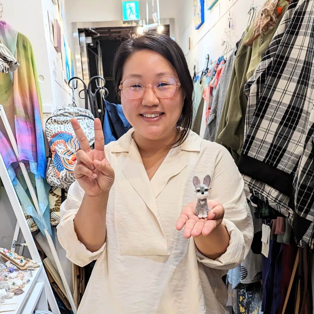 平井富子さんのインスタグラム写真 - (平井富子Instagram)「LAからTinaさんがお立ち寄り〜  日本語がとても上手なので日本の方かと、、仕事で来日、2回目らしい。  フェルトで作成したシュナイザーの人形等を気に入って頂きました。シュナイザーを飼っているらしく、写真を見せて頂きました。そっくり～　 可愛い❤  明日帰国とか。最後の日に来て頂き感謝です! また、東京にいらしたら お立ち寄り下さい〜」10月3日 19時07分 - enchantewithd