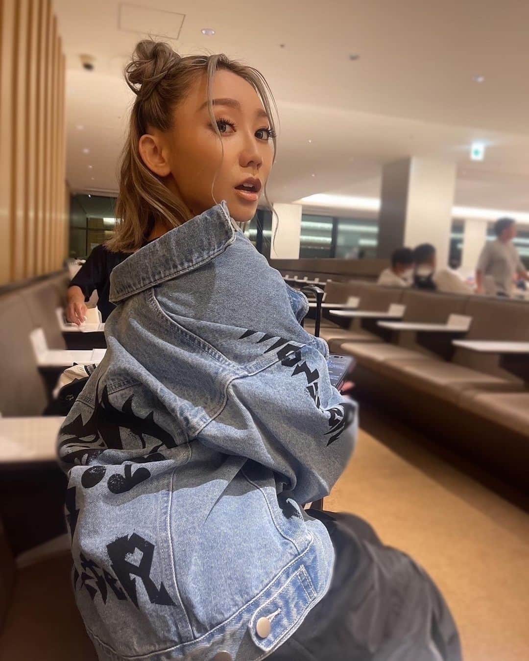 倖田來未のインスタグラム：「. 待ち時間に、いろいろ確認ものをするというルーティン。 ⁡ もうひとつ言うとしたら、移動中は寝ることも多いので、後頭部スッキリさせておかないといけません。 くくってしまっていた日は、首がやられます笑笑 我慢できない時は、おもむろに髪をほどきます。 ⁡ 一応、Snapchatで遊んで撮ってたので、その写真も記念に載せておきます。 ⁡ #ootd @snapchat_japan  #kodakumi #倖田來未」