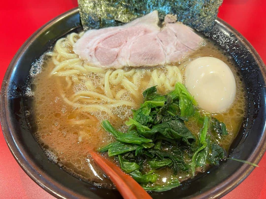 望月歩のインスタグラム：「23歳になってからの一杯目、やっぱり家系ラーメン🍜」