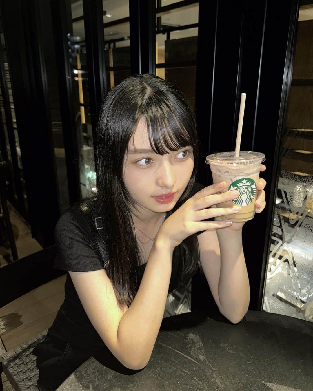 川原美杏のインスタグラム：「新作のスタバ飲んだ♩  みんなはスタバに行ったら何飲むー？ 私はアイスティーのブラック氷少なめその分低脂肪乳追加で毎回頼んでる^^  #ニコラ #nicola #ニコモ #ニコラ11月号発売中 #川原美杏 #スタバ」