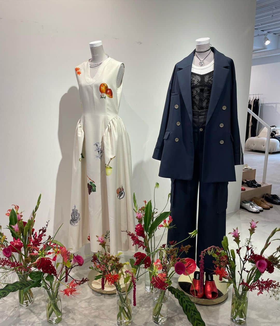 加藤るみさんのインスタグラム写真 - (加藤るみInstagram)「【🖤】  @amerivintage のSS展示会へ🥀  可愛すぎるアイテムばかりで🤍 沢山オーダーしようと思います🫶  CEOディレクターの黒石奈央子さん @blackstone705 とお写真撮って頂きました😻 いつもインスタにpostされてるコーデが素敵すぎるんです❗️ 佇まいもカッコよくて、とてもお優しかったです🥹✨  お話できて嬉しかったです♡ ありがとうございました♡  #amerivintage  #ameri2024springsummer  #展示会」10月3日 19時08分 - rumicinema