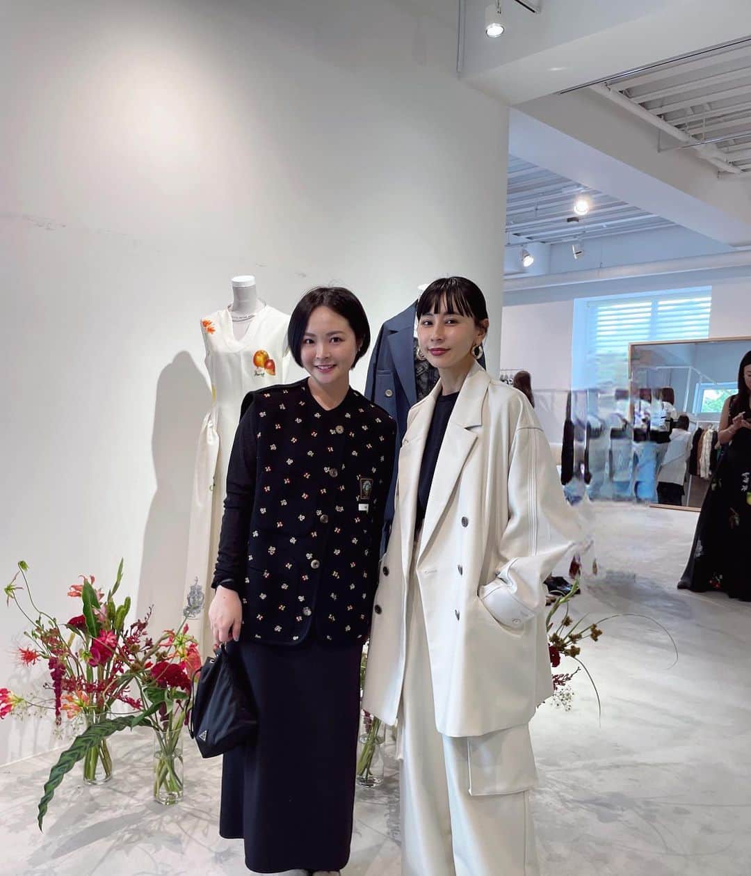 加藤るみのインスタグラム：「【🖤】  @amerivintage のSS展示会へ🥀  可愛すぎるアイテムばかりで🤍 沢山オーダーしようと思います🫶  CEOディレクターの黒石奈央子さん @blackstone705 とお写真撮って頂きました😻 いつもインスタにpostされてるコーデが素敵すぎるんです❗️ 佇まいもカッコよくて、とてもお優しかったです🥹✨  お話できて嬉しかったです♡ ありがとうございました♡  #amerivintage  #ameri2024springsummer  #展示会」