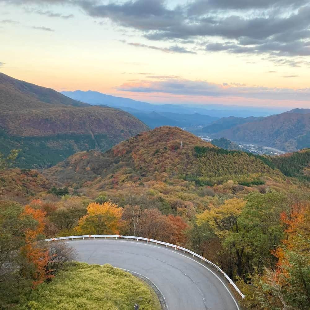 星野リゾート 界の若者旅さんのインスタグラム写真 - (星野リゾート 界の若者旅Instagram)「界 日光では「紅葉オープンバスツアー」を10/13~11/5の期間で開催します。界 日光を発着する「いろは坂ルート」はいろは坂を周遊し、色鮮やかな山々の紅葉や、頭上間近に迫る紅葉を楽しむことができます。日本の道100選にも名を連ねる「いろは坂」は、下りと上りを合わせて48カーブあることから、「いろは48音」になぞらえて名がつけられたと言われています。ぜひ、中禅寺湖や男体山を望む混雑なしのもみじ狩りを存分にお楽しみください。  KAI Nikko will hold the "Autumn Foliage Open Bus Tour" from October 13 to November 5. The "Iroha-zaka Route," starting and ending at KAI Nikko, will take you around the "Iroha-zaka slope," where you can enjoy the colorful autumn leaves of the mountains and the autumn leaves that are almost over your head. "Iroha-zaka slope," one of the 100 best roads in Japan, is said to have been named after the "48 syllables of Iroha (ABC)" because of its 48 curves, both downhill and uphill. We hope you thoroughly enjoy the crowd-free maple leaf picking with a view of Lake Chuzenji and Mt. Nantai.  #星野リゾート #界 #界日光 #栃木 #日光 #中禅寺温泉 #温泉 #温泉旅館 #温泉旅行 #中禅寺湖  #男体山 #いろは坂 #紅葉 #hoshinoresorts  #kai #kainikko #Japantravel #hotsprings #onsen #ryokan #nikko #autumn #foliage #bus #tour」10月3日 19時08分 - hoshinoresorts.kai