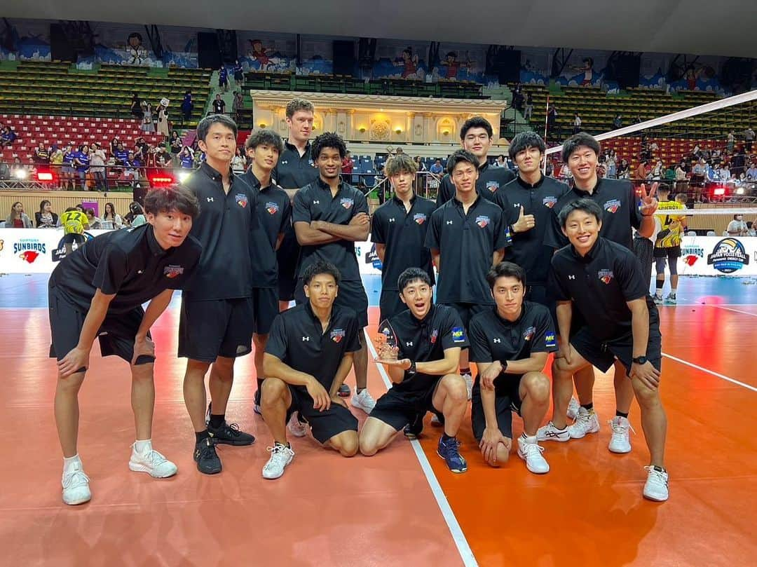 藤中謙也さんのインスタグラム写真 - (藤中謙也Instagram)「JAPAN VOLLEYBALL Panasonic ENERGY CUP in Thailand🇹🇭  たくさんの人の前で 試合できたことに感謝です❗️  Thank you for many support,cheer&presents✨  #タイ #Thailand #🇹🇭  #volleyball #バレーボール #Vleague #Vリーグ #ハイキュー #suntorysunbirds #サントリーサンバーズ #箕面市 #バレー #大阪 #goldwin #ゴールドウィン #c3fit #doctorair #underarmour」10月3日 19時09分 - kenya.f_ss