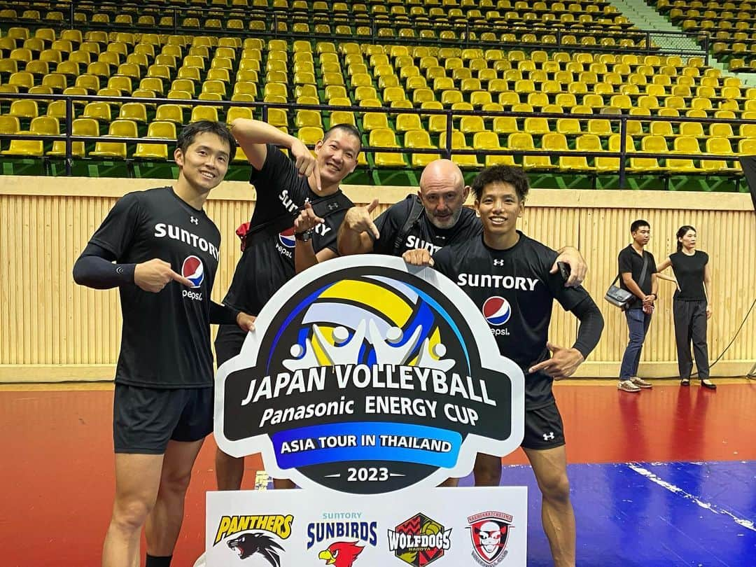 藤中謙也さんのインスタグラム写真 - (藤中謙也Instagram)「JAPAN VOLLEYBALL Panasonic ENERGY CUP in Thailand🇹🇭  たくさんの人の前で 試合できたことに感謝です❗️  Thank you for many support,cheer&presents✨  #タイ #Thailand #🇹🇭  #volleyball #バレーボール #Vleague #Vリーグ #ハイキュー #suntorysunbirds #サントリーサンバーズ #箕面市 #バレー #大阪 #goldwin #ゴールドウィン #c3fit #doctorair #underarmour」10月3日 19時09分 - kenya.f_ss