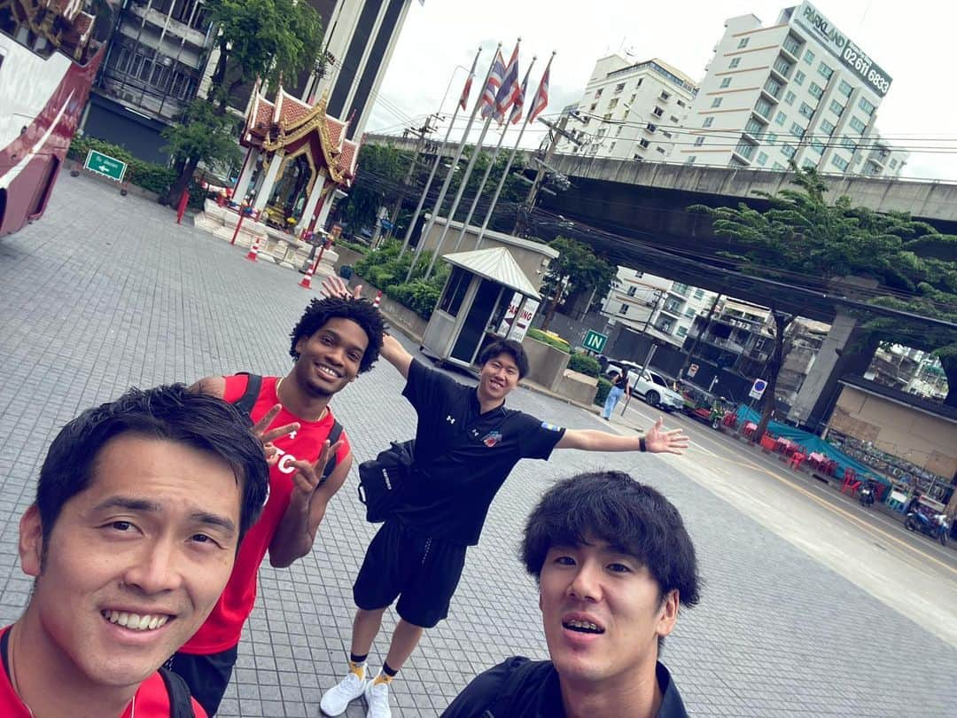 藤中謙也さんのインスタグラム写真 - (藤中謙也Instagram)「JAPAN VOLLEYBALL Panasonic ENERGY CUP in Thailand🇹🇭  たくさんの人の前で 試合できたことに感謝です❗️  Thank you for many support,cheer&presents✨  #タイ #Thailand #🇹🇭  #volleyball #バレーボール #Vleague #Vリーグ #ハイキュー #suntorysunbirds #サントリーサンバーズ #箕面市 #バレー #大阪 #goldwin #ゴールドウィン #c3fit #doctorair #underarmour」10月3日 19時09分 - kenya.f_ss