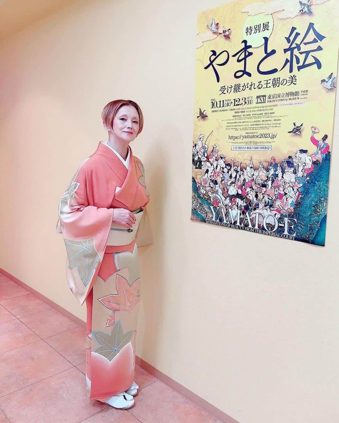 夏木マリのインスタグラム：「#やまと絵 #東京国立博物館 #ナビゲーター #10.11〜12.3 #kimono  先日、11日から東京国立博物館で始まる「やまと絵」のナビゲーターの 収録をして来ました〜  素晴らしい作品のひと言！  久しぶりのお着物は、  縮緬地　大紅葉の訪問着に 鳥獣戯画の帯、帯留めも作品に合わせてね、正統派〜」