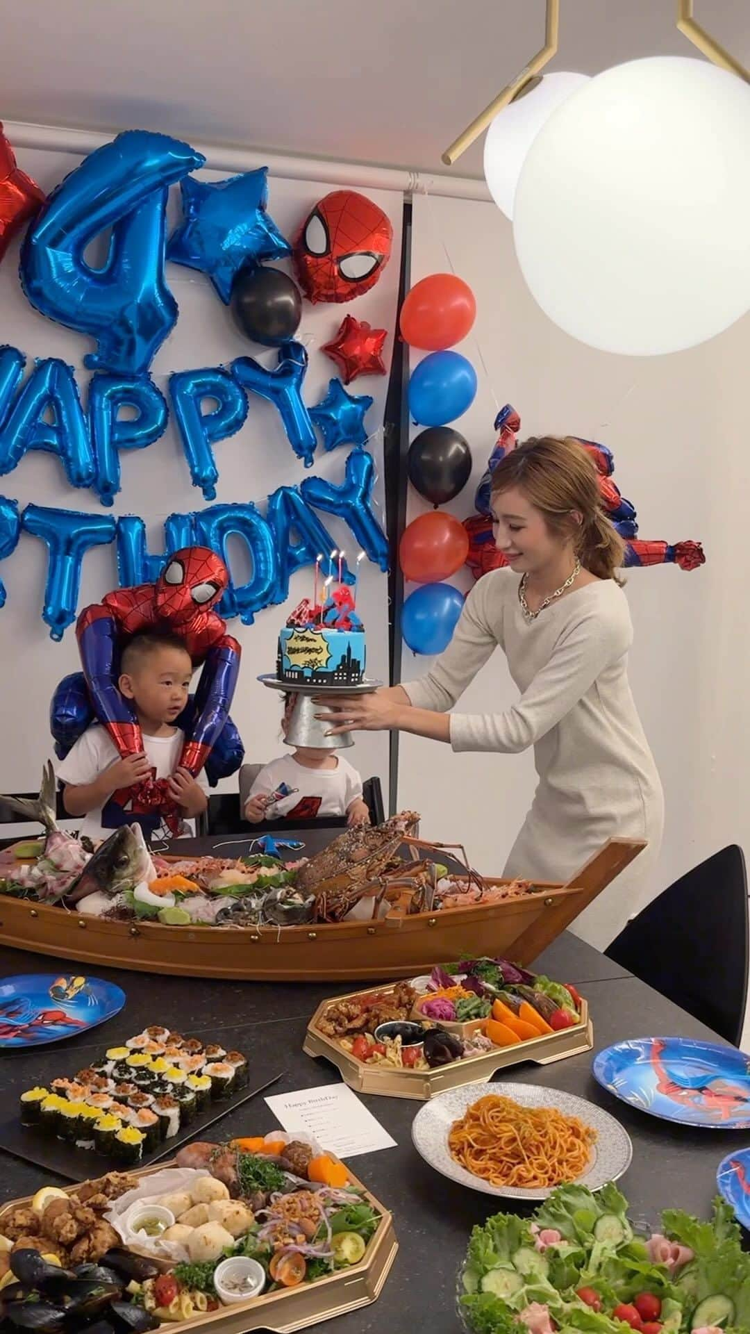 あすかのインスタグラム：「ㅤ ㅤ 10月3日👶🏽 ㅤ  次男やまちゃんお誕生日おめでとう🎂♥️ よく笑っておちゃらけだけど負けず嫌い 優しいやまちゃんがあっという間に4歳 やまちゃんはいつまでも赤ちゃん感があって でも、もう4歳なんよね🥹💕 これからもすくすく育ってね👶🏽  ㅤ 🎂： @officialcreve  オードブル　@tummy_a04   ㅤ  #happybirthday#誕生日#誕生日プレゼント#次男#スパイダーマン#誕生日ケーキ#キャラクターケーキ#誕生日飾り付け#4歳誕生日#男の子ママ#3兄弟#3兄弟ママ#ママコーデ#ママコーデプチプラ#30代ファッション#キッズコーデ#親子コーデ#マイホーム#お家パーティー#舟盛り#舟盛り刺身#生まれてきてくれてありがとう   ㅤ」