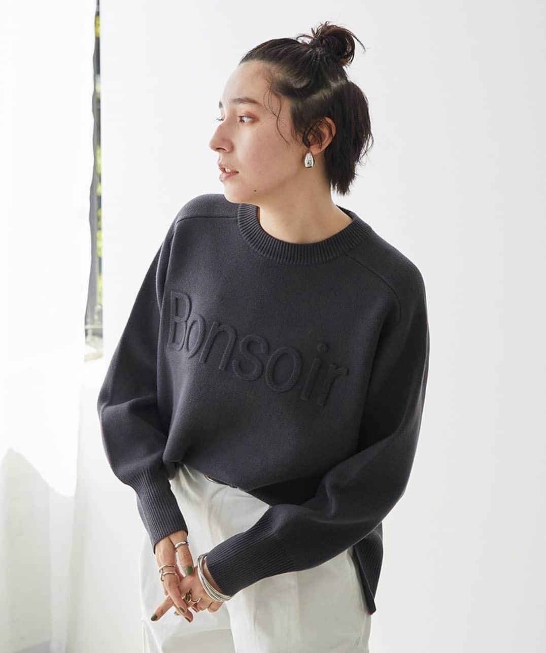 douxarchivesのインスタグラム：「@douxarchives.official ニットの人気アイテム！エンボスロゴニットが今年も登場です♪  item ☑︎エンボスロゴニットプルオーバー ¥9,900税込 color: MOCHA/CHARCOAL GRAY/ OFF WHITE/GRAY 店舗・online store入荷済み  #douxarchives #ドゥアルシーヴ  #秋服 #秋服コーデ #ニット #ニットコーデ #大人カジュアル #きれいめカジュアル #オトナコーデ」