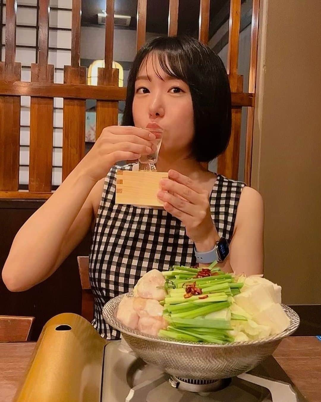 蒼井まやのインスタグラム：「. 今日はどこへ行こうか 今日はどこで飲もうか  ハピネスを求めて到着したのは…そう！四ツ谷三丁目！ アイドルの頃レッスン場がこのへんにあって 週に何度も来た思い出の場所… 毎回泣きながらダンスレッスンしてたな… 運動はできるんだけどダンスだけはどうにも苦手で でも負けず嫌いだから必死だったな〜  そんな思い出の地にこれからの季節にぴったりな もつ鍋のお店が爆誕したと聞いて♡ 九州料理もしっかり旨いらしい…！ 駅からトコトコ歩いて4分くらい〜  《博多もつ鍋 灯り屋》 @akariya.yotsuya   店内広々としていて落ち着いている！ 個室もあって会食なんかにも良さそう〜！  今日は色々食べたかったのでアラカルトで♡ 安定のわたしのニコイチ女と博多旅行気分✈️  まずは安定に生ビールでかんぱ〜い🍻 なんとこちらのお店…エビス生なのです…！ エビスの飲み応えある感じこれから肌寒くなる 秋冬にピッタリすぎて最高ハピネスだなあ👼 なんとエビス黒生ビールもあって、ハーフ&ハーフもできる🥺 ここは天国ですか？  てかまずお通しが美味しい… 鶏むね肉の甘酢！ お通しが旨い店って間違いないやん？  とりあえず一品料理で飲みすすめることに🍻  🔶地鶏の炭火焼き（並盛 980円） 炭火の香ばしさがたまらん…お酒すすみすぎる…  🔶ごまぶり（790円） これだいっすきなやつ…！ 分かると思うけどごまさば好きな人は絶対好き。 ごまさばって関東ではなかなか出せないから ぶりでやるの納得だしちゃんとウマい🐟  🔶紅生姜とり天（490円） えぐいて…これ、ウマすぎるだろ… 衣が良すぎる！サックサクでこれだけで飲める！ 鶏むね肉のあっさり感と紅生姜の酸味と爽やかさがマッチしてて 延々とお酒飲めちゃうやーつ。 灯り家来たら絶対頼んで！まややんとの約束だよ！  🔶馬刺し ヒレ（1,290円） 九州の甘いお醤油とニンニクで♡ 馬刺しだいすき最高すぎる〜 ヒレは希少部位だから食べられたらラッキーらしい！  🔶野菜巻き串（各240円） トマト、万能ネギ これも炭火で焼いてくれる〜 万能ネギ初めて食べたけど酒飲みが好きなやつね！  🔶秘伝の手羽先唐揚げ（165円） 甘口、黒胡椒、山椒の3種類から味が選べる♡ わたしは山椒、友人は黒胡椒にしてみた！ パリッパリの手羽先はしっかり味濃くてお酒すすむ〜っ  🔶肉汁焼きギョーザ（590円） 肉汁ブシャー！な餃子でした🥟 皮ももちもちでうまし！  🔶めんたいこ（590円） これはもう言わずもがな。間違いなく旨い。  お酒も色々のんでみた！ 産地直産サワーなるかわいいやーつあったので◎  🔷鹿児島たんかんサワー（550円） わりと甘めでお酒あまり飲めない子でも飲める感じ♡ 🔷大分かぼすサワー（550円） たんかんと比べるとかなりさっぱり♡ わたしはこっちの方が好きだった！  その後はわたしの大好きなデュワーズがあったので ひたすらハイボールタイム♡  🔷デュワーズハイボール（390円） デュワーズ390円はアツい！最高すぎる！ 何杯飲んだか覚えていません♡  そしてついにもつ鍋どーん🍲どーん🍲  🔶牛もつ鍋 塩（1人前 1,480円） 醤油、塩、味噌、明太子の4種類の味があって めちゃくちゃ迷った結果塩にしてみた！ 長崎県の「浜御塩焼塩」をつかっているんだって〜  めちゃくちゃぶりんぶりん新鮮で… お店の方に聞いたら仕入れもかなりがんばってるって。 そりゃそうだ！だって本当にちゃんとしたホルモンだもん！ （元高級焼肉屋店員なので牛に関しては結構厳しい）  そしてごぼうもたっぷり… わたしもつ鍋ってごぼうがかなり重要だとおもってる めちゃくちゃに旨い〜  それに合わせて…いっちゃったよね🍶 九州だから焼酎かと思いきや、日本酒🍶  🔷雪の茅舎 純米吟醸（一合750円） やっぱウマいなあ〜 すっきりちょっと甘くフルーティーで もつの甘味が出た塩味のもつ鍋に合う♡  からのもつ鍋の〆はちゃんぽん麺で。 雑炊もいいけどわたし鍋の〆は麺派です！ 出汁出まくりのスープにちゃんぽん麺、ハピネスの塊👼  からの… 〆たはずなのに…どうしてもこれが…  🔶焼きラーメン（880円） 博多って言ったらこれでしょ？ 焼きラーメンで飲むでしょ？ 〆まで食べたけどどうしても… 食べてよかった…  ついでに連れの大好きな梅干しサワーで本気の〆した。笑  🔷梅干しサワー（460円） 連れはどこに行っても梅干しサワー頼むんだけど ここは合格点だったらしい◎ 梅干しサワーって結構奥深いのよ。  ふう。大満足。 かなり飲んでかなり食べてかなり楽めた〜！  どんどん秋から冬に向かって行ってる感じするから また食べたくなるんだろな〜 今年の冬は灯り家で女子会するって決めた！ これ、絶対！  🎪博多もつ鍋 灯り家 📍東京都新宿区四谷3-2-2 TRビル B1F 🚃四谷三丁目駅 徒歩3分  #四ツ谷グルメ #四ツ谷ディナー #四ツ谷三丁目グルメ #四ツ谷三丁目ディナー #もつ鍋 #もつ鍋好きな人と繋がりたい #東京もつ鍋 #牛もつ鍋 #ごちそうさまチャレンジで飢餓をなくそう #ごちそうさまチャレンジ」