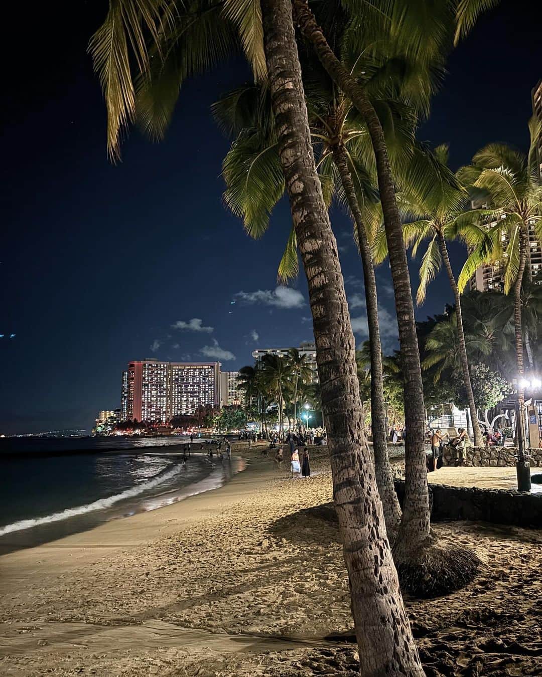 市野莉佳のインスタグラム：「. waikiki beach ~⛱️ 今回は、海には入らずだったけど 夜の景色が最高すぎた !! ちょっと歩いて、夜食買いに行ったり 楽しかったな :) . #ハワイ #ホノルル #ワイキキ #ワイキキビーチ #海外旅行 #旅行 #秋服 #ファッション #コーデ #trip #waikiki #honolulu #hawaii #beach #fashion #ootd」
