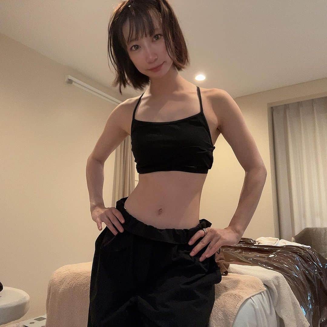 ぱつこのインスタグラム：「【自分磨き②】 筋トレや食事制限も大事だけど、この時代は美容施術も使っていきたいっ！！！  ということで、ベスボに向けて ミ・アモーレ六本木さん @mi_amore.roppongi  に行って痩身エステしてもらいました🔥🔥  私は人よりウエストが細い、しかし、足は太い🦵という典型的な骨格ウェーブなので、理想の体型に近づけるよう色々相談して施術してもらいました！  ミ・アモーレさんのいいところは本当に親身になって偏見なしで悩みや相談に乗ってくれるからそこがマジで良い。コミュ障な私も相談しやすい。すごい。  ウエストがさらにシュッとなって足の浮腫も取れました✨  いつもありがとうございます😊❤️（PRとかじゃなくて普通に通っています。笑）」