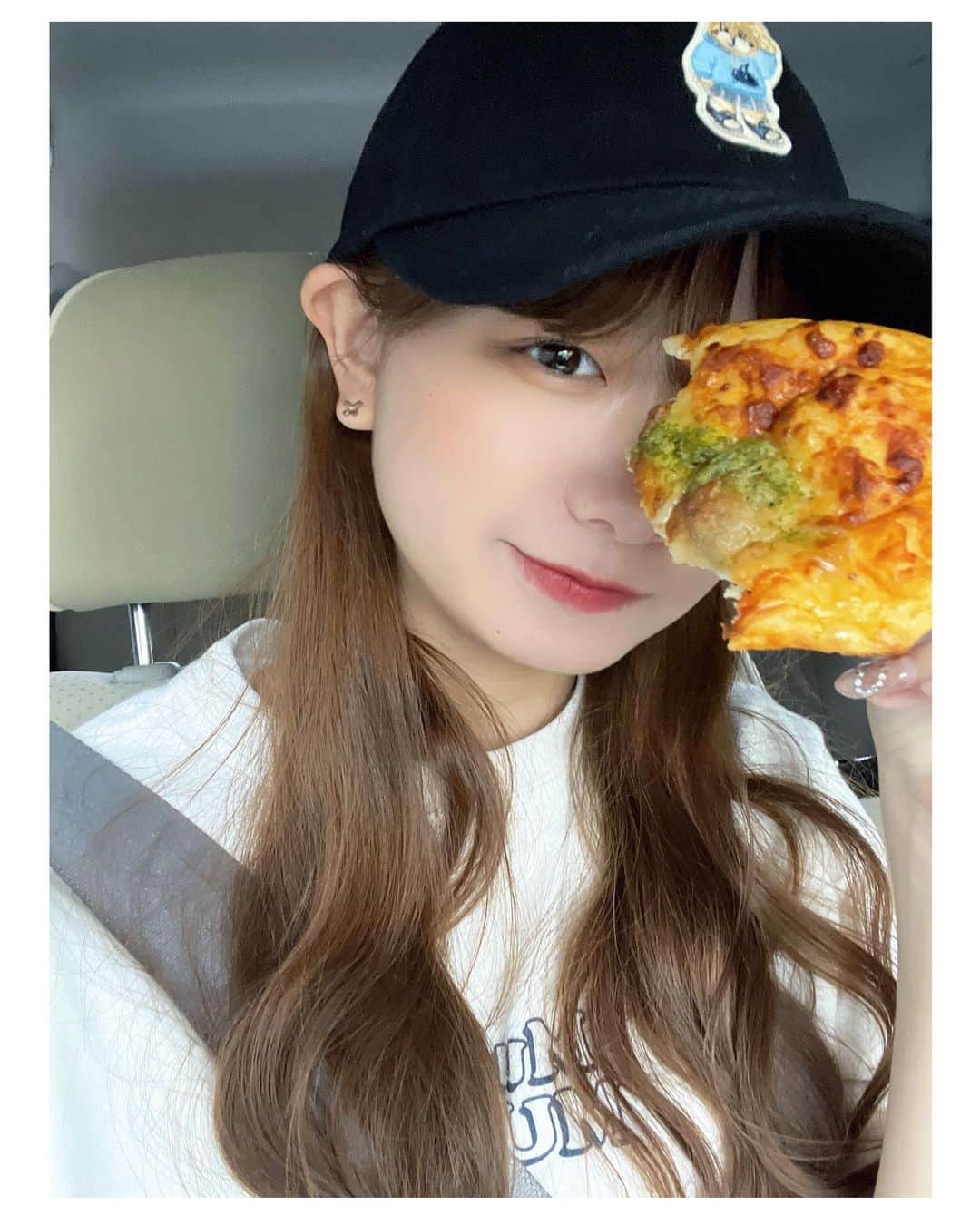 杉本彩寧のインスタグラム：「ミスドのピザ美味しかった🍕 ((食べかけでごめんね」